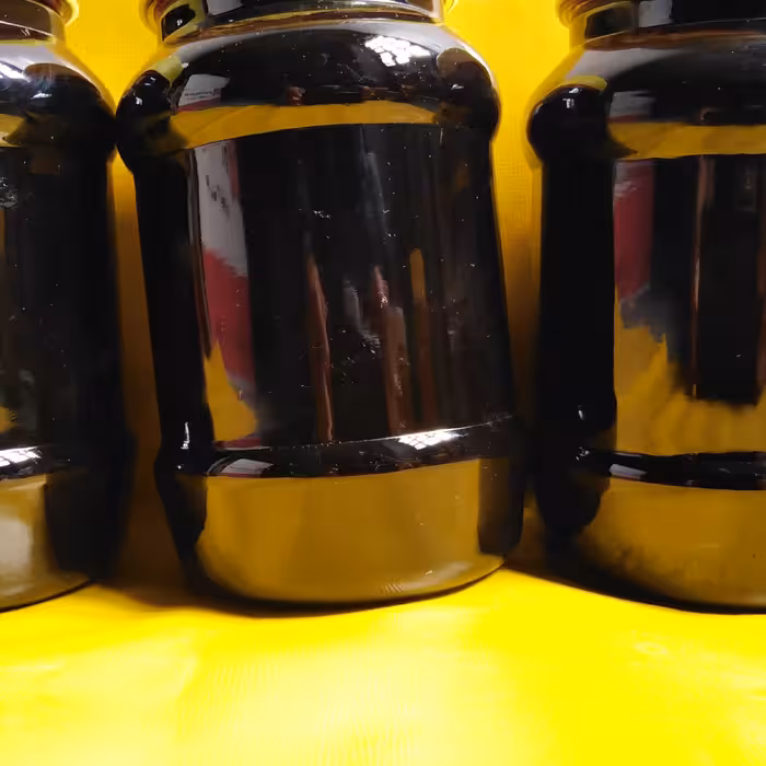 رب انار  خالص و غلیظ از انار دانه مشکی و ترش مزه تهیه شده از کارگاه خانگی بدون ناخالصی و مواد افزودنی