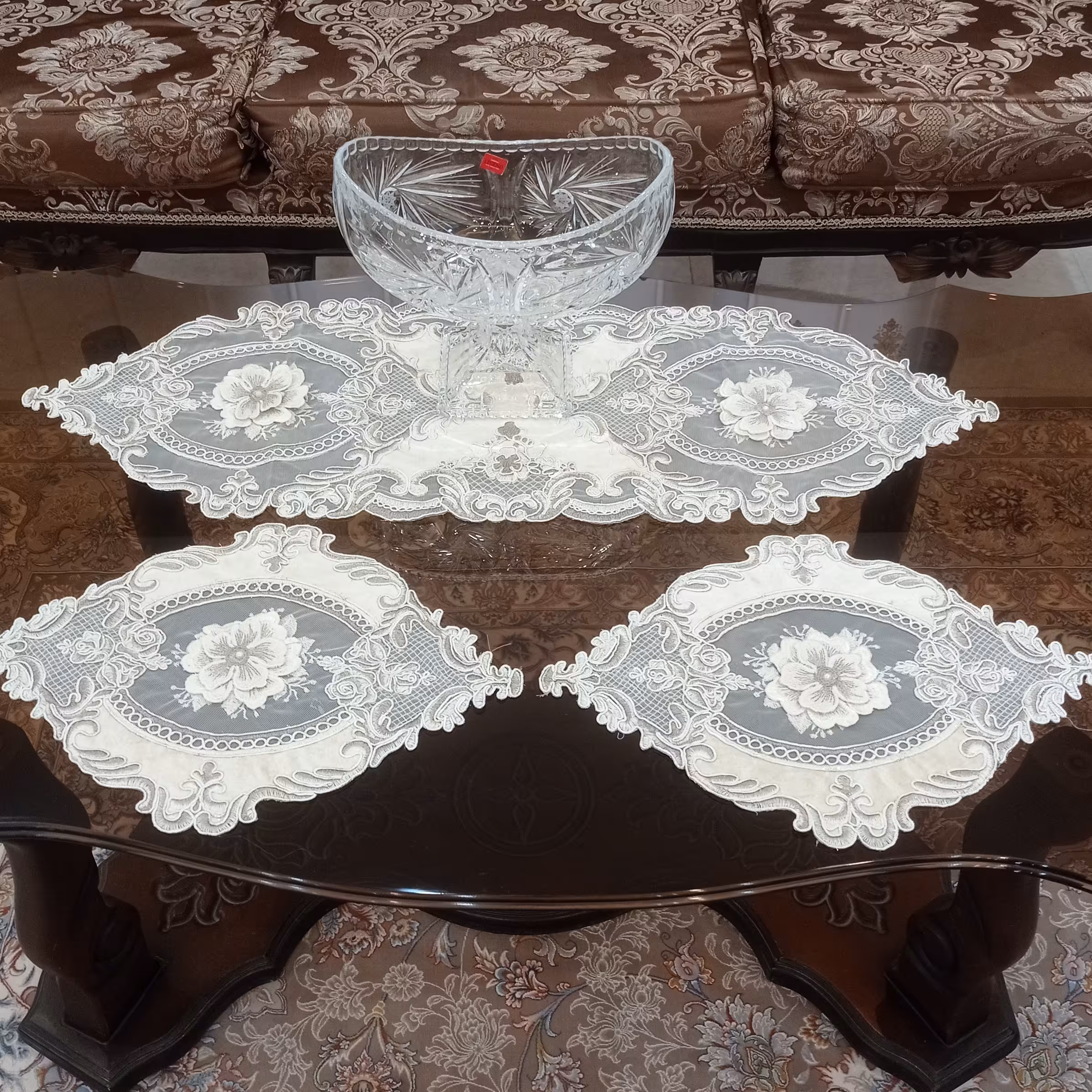 رومیزی مخمل دانتل گل برجسته سه تکه در سه رنگ کرم طوسی صورتی