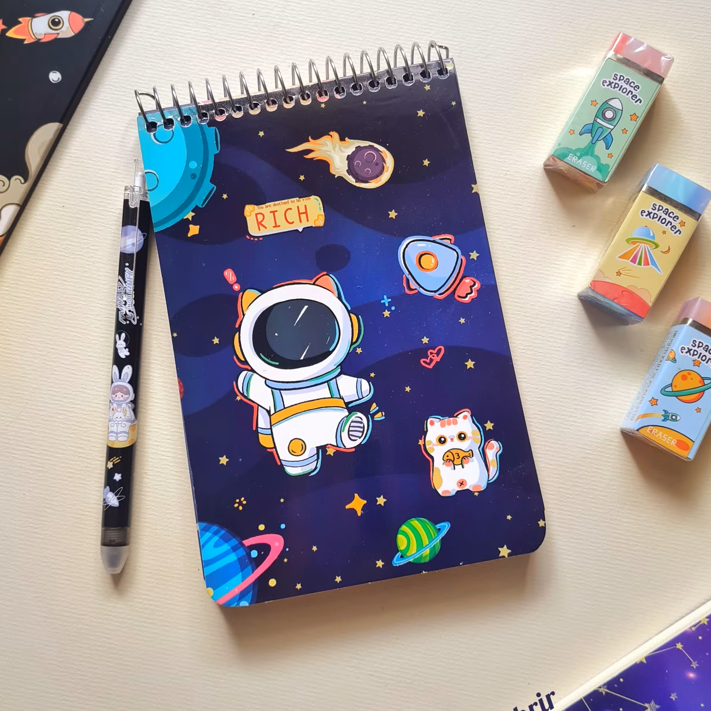 دفترچه یادداشت سیمی طرح فضانورد برند باکیفیت و ایرانی سویل