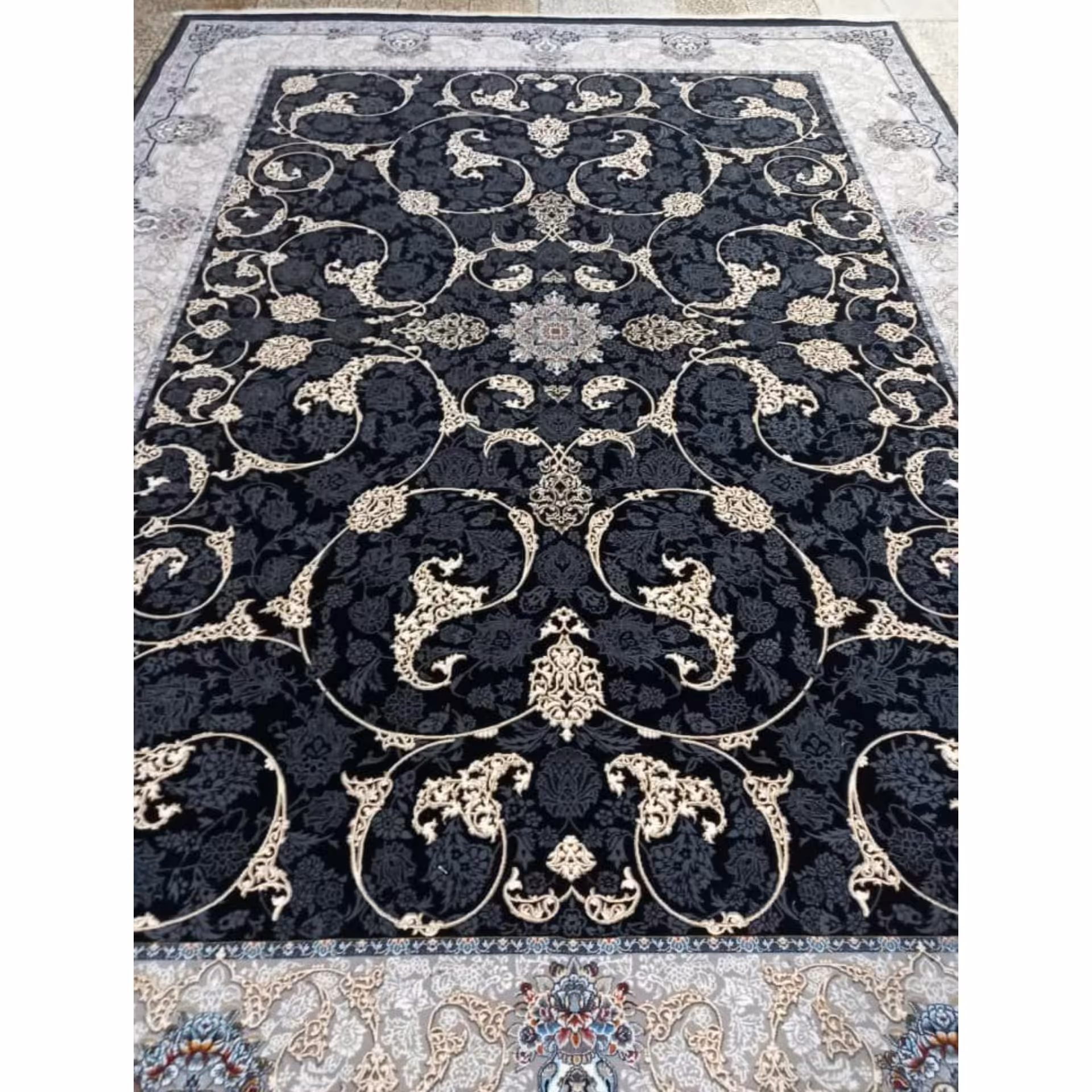 فرش ماشینی 700 شانه اصل تراکم 2550 طرح افشان اسلیمی طلاکوب زمینه سرمه ای 12 متری جنس اکرولیک