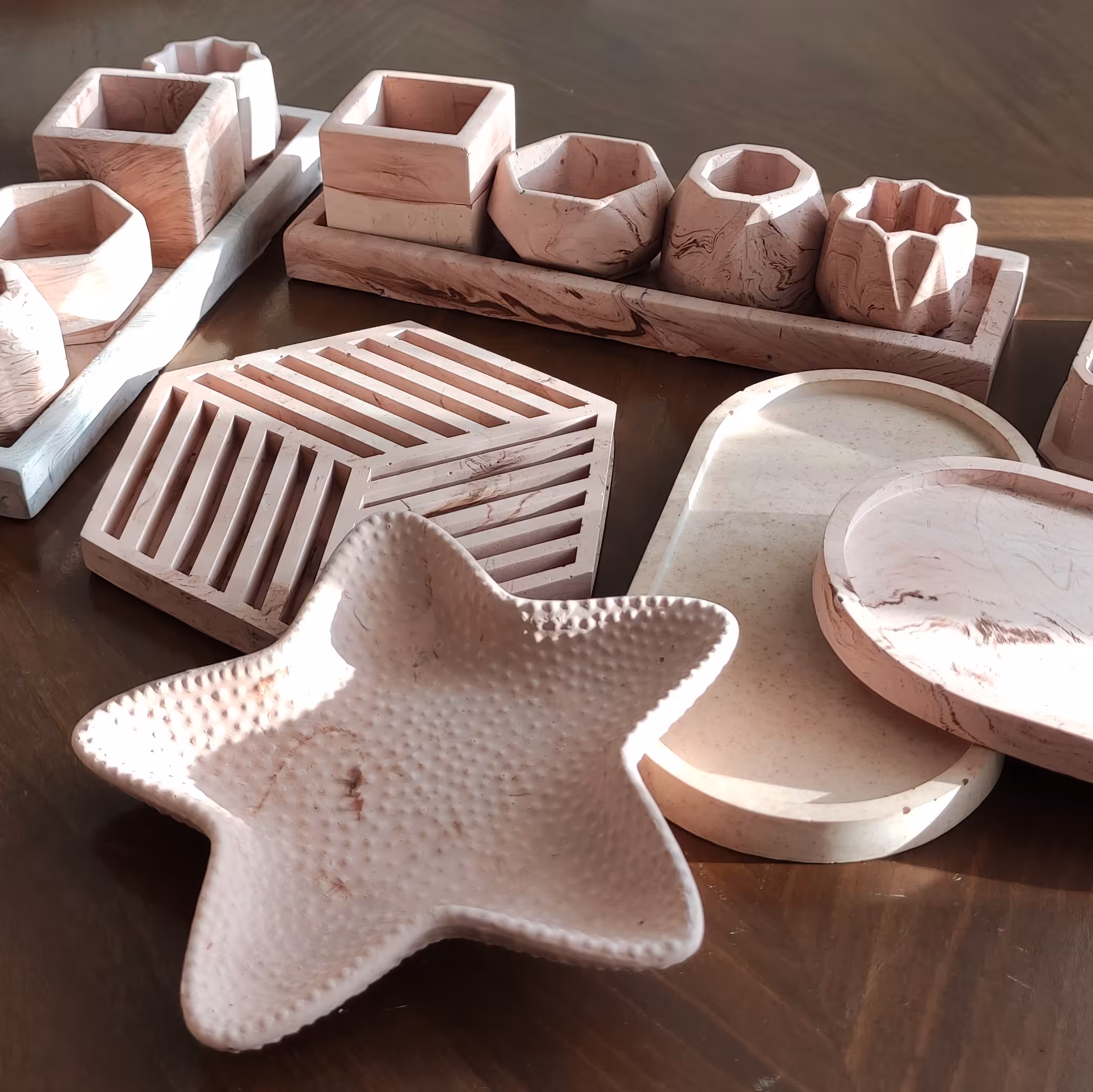 ظروف سنگی دکوراتیو پک 5 تکه(ست گلدان مینیاتوری 4 عددی،ظرف ستاره،استند لوازم ارایش،برد بیضی،زیر لیوانی)