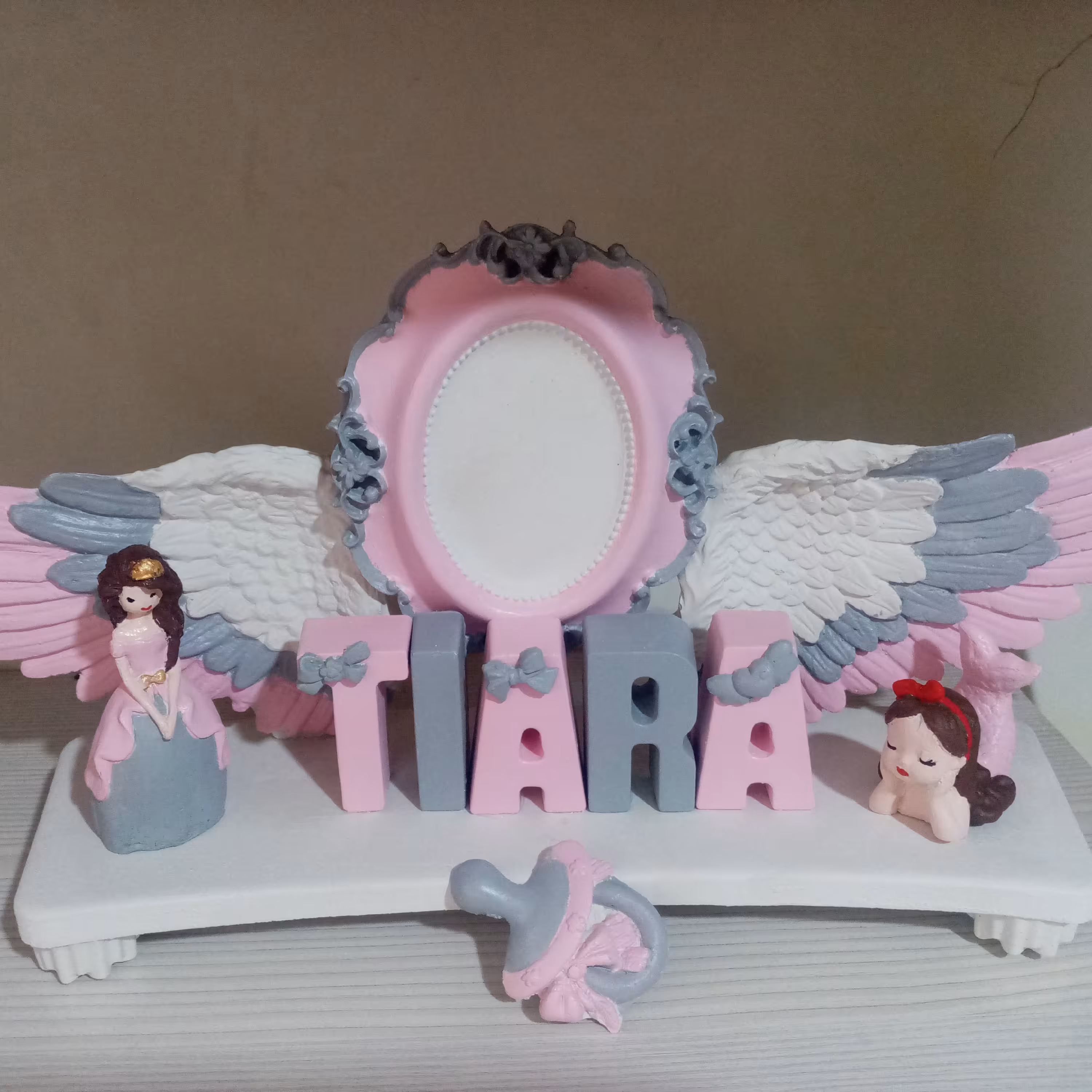 استند اسم تیارا ساخته شده با پودرسنگ هنری ترک