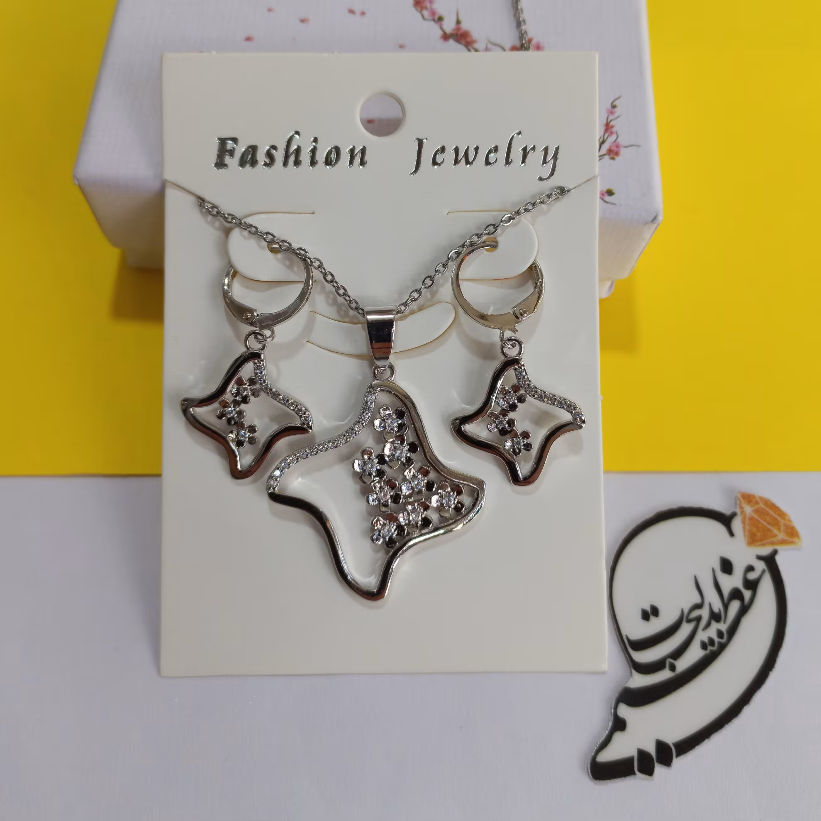 نیم ست استیل رنگ ثابت درجه یک بسیار زیبا طرح مربع و گلهای ریز نگین کاری شده با زنجیر 45 سانتی