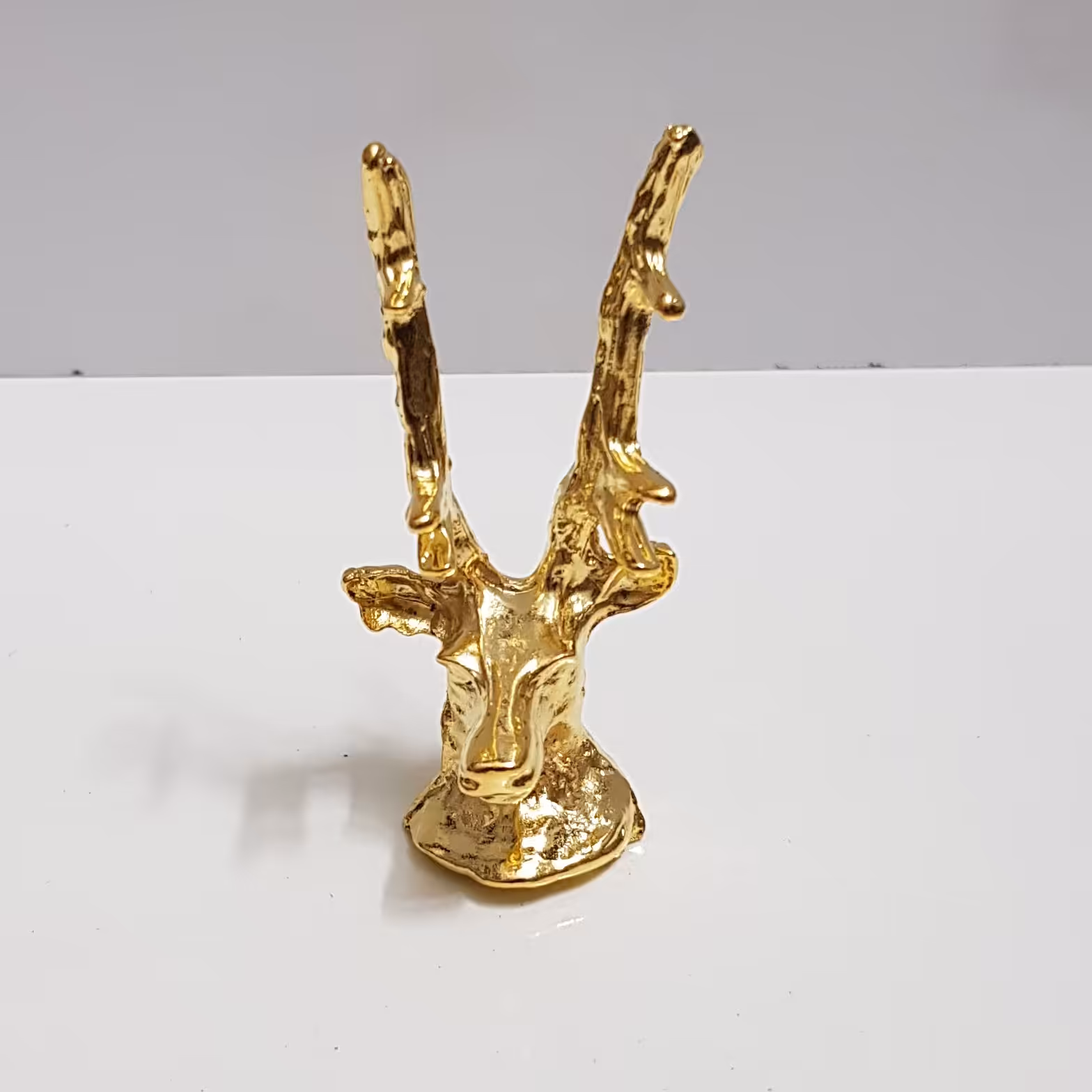 مجسمه کله گوزن طلایی
جنس زاماک
ابعاد 2در 7 سانتی متر