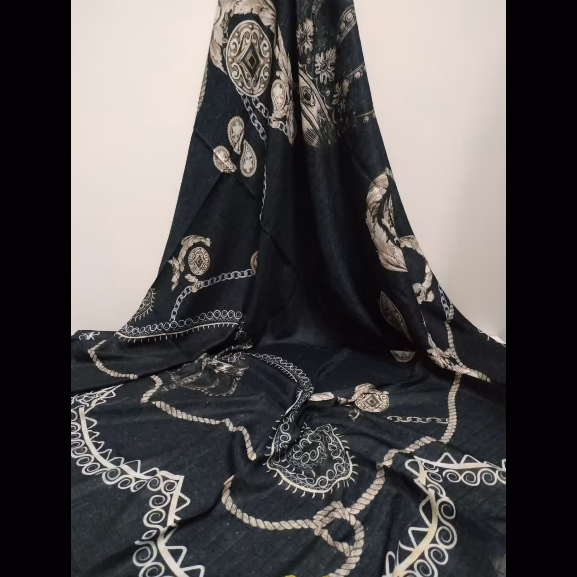 روسری مشکی حاشیه دار نخی دور دوز قواره بزرگ