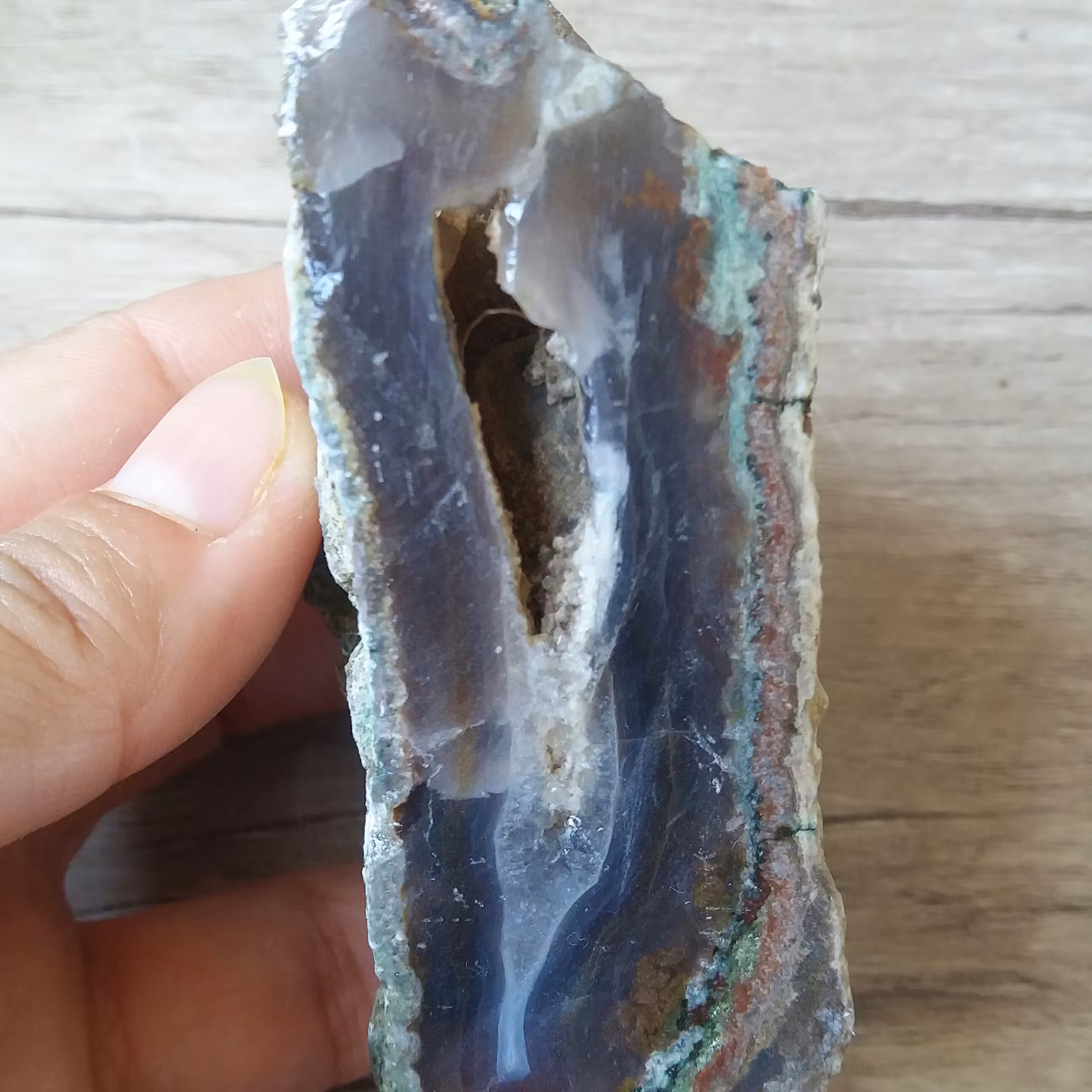 یک تکه سنگ عقیق شفاف و کلکسیونی. عقیق شفاف با خواص بسیار سنگ عقیق مناسب آکواریوم و دکور منزل و مغازه