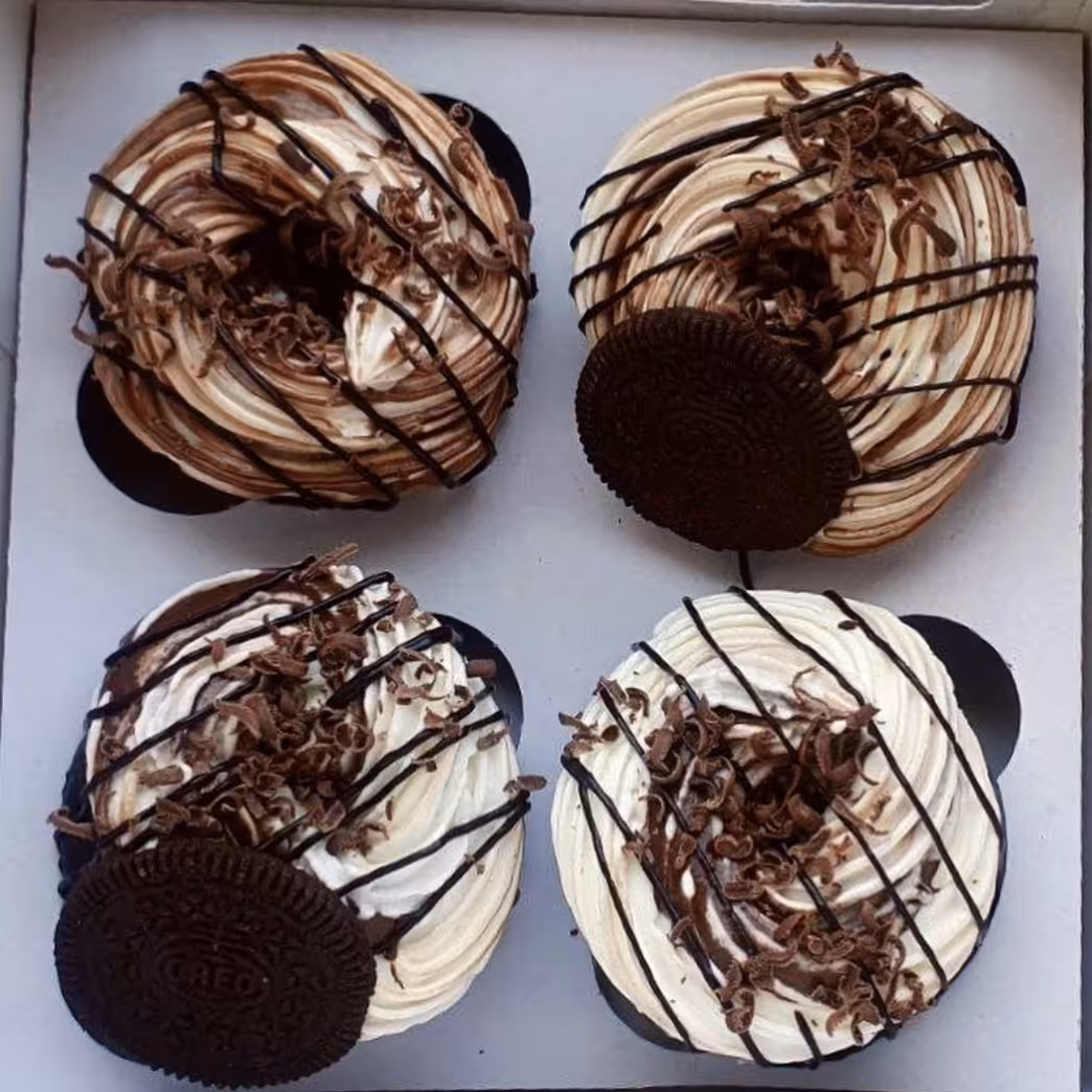 کاپ کیک شکلاتی خامه ای با بیسکوییت اورئو