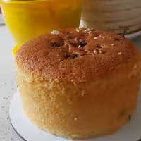 کیک کشمشی ساده با تزیین گردو