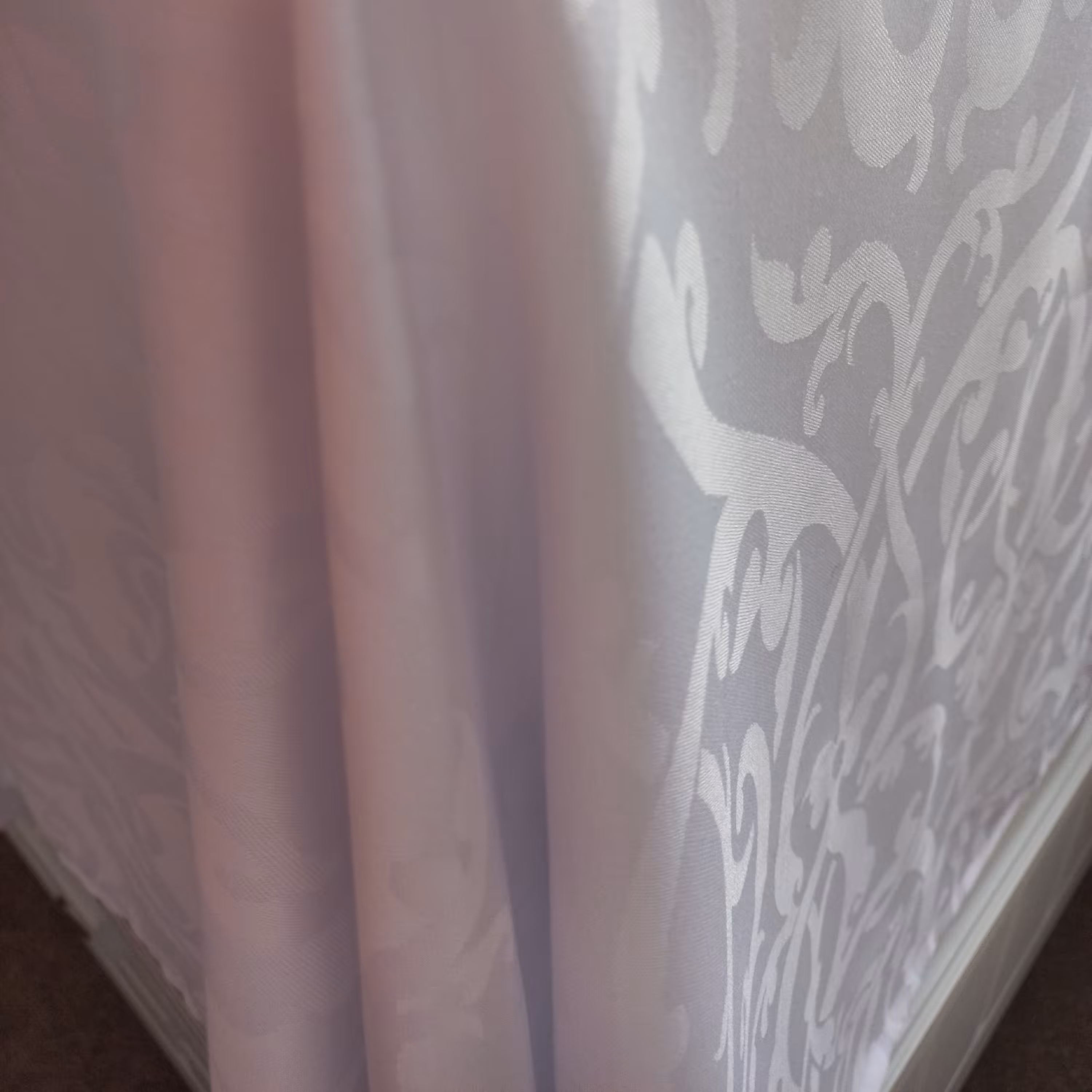 رومیزی چهارنفره 145×140سانتیمتر پارچه ژاکارد،رنگ سفید بروجرد