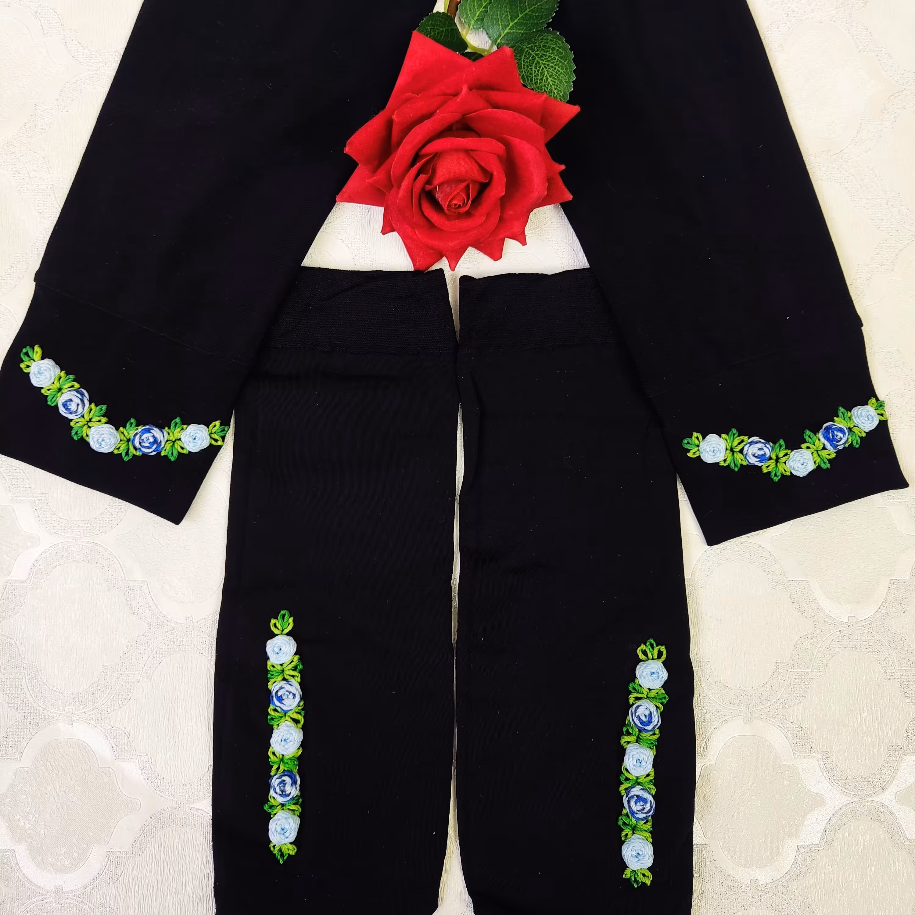 ست گلدوزی جوراب و ساق دست پنج گل آبی