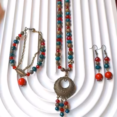 نیمست گردنبند و گوشواره و دستبند یلدایی