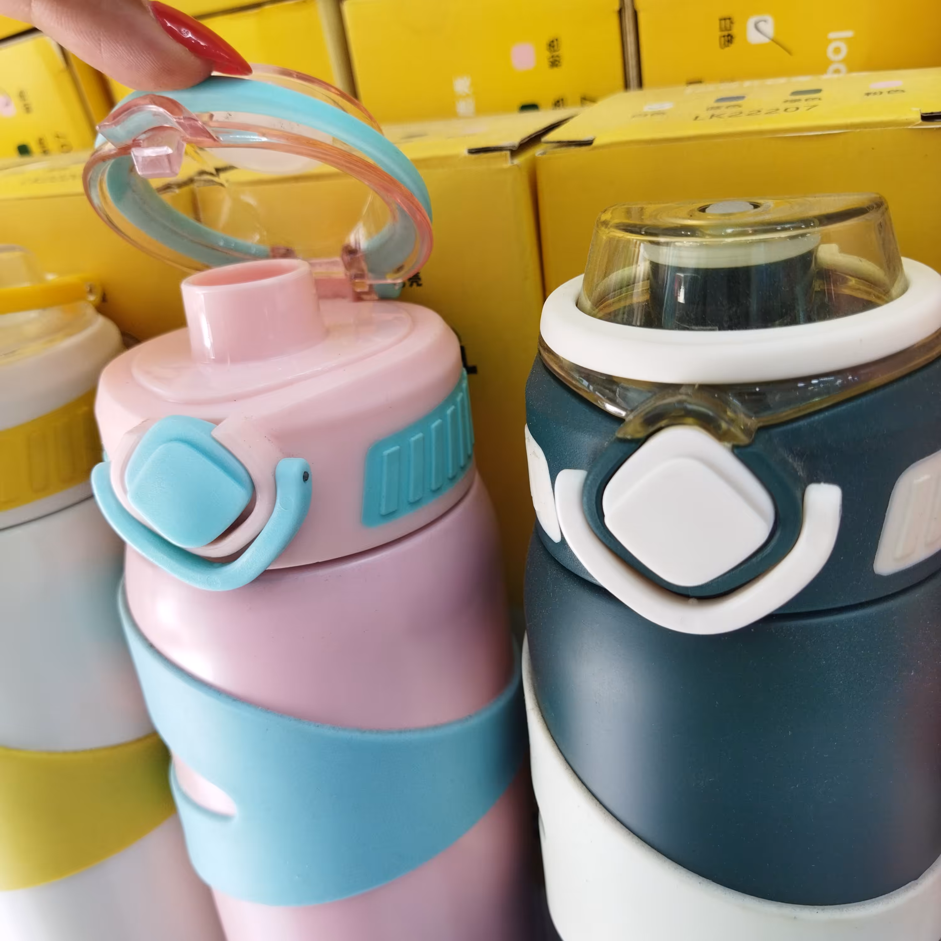 قمقمه بطری آب استیل دوجداره 500 میل با درب قفل دار و بدون نشتی با دستگیره آویز 