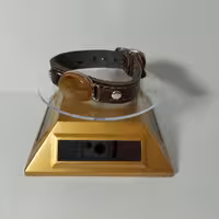 دستبند چرم طبیعی به رنگ قهوه ای   و با نگین عقیق یمنی خاص