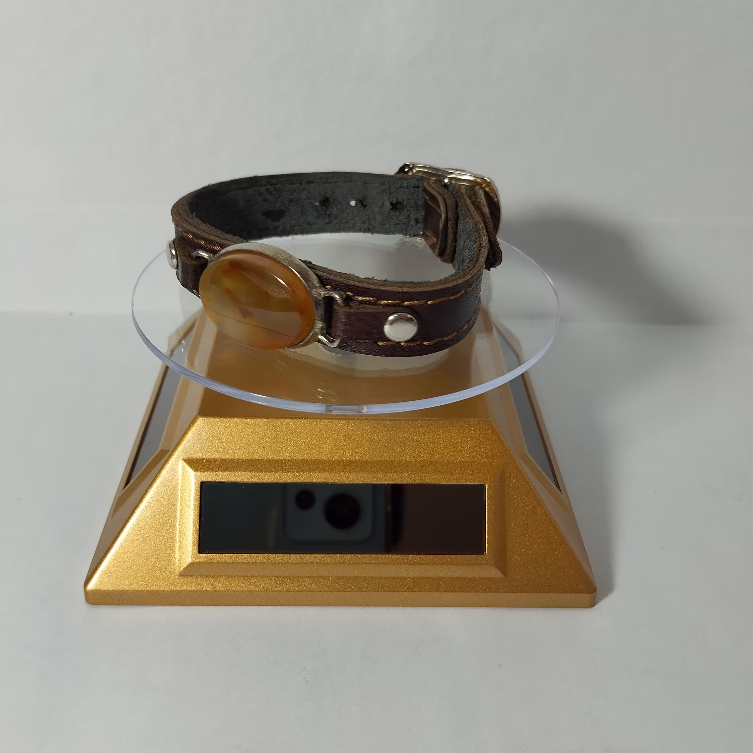 دستبند چرم طبیعی به رنگ قهوه ای   و با نگین عقیق یمنی خاص