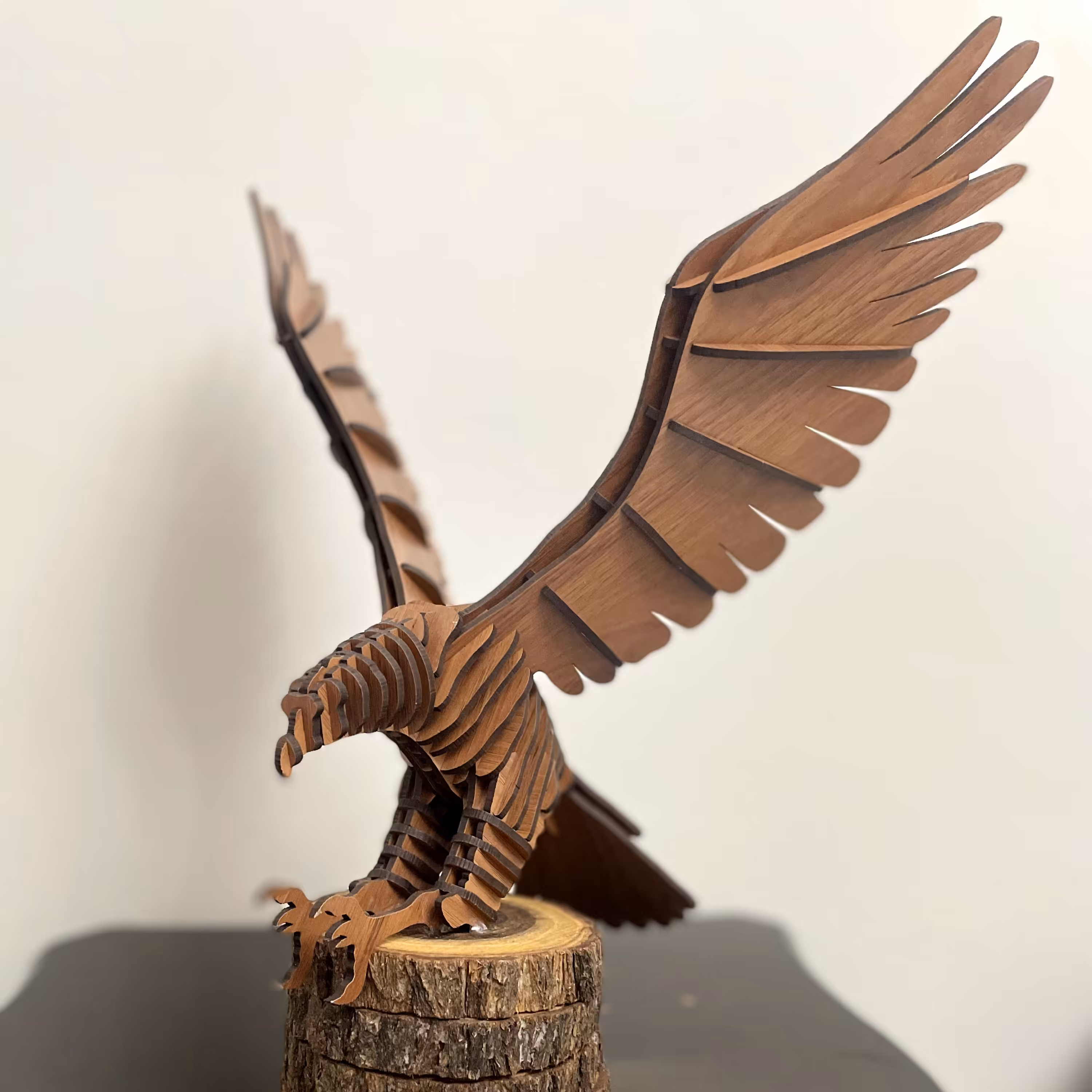 عقاب چوبی سه بعدی