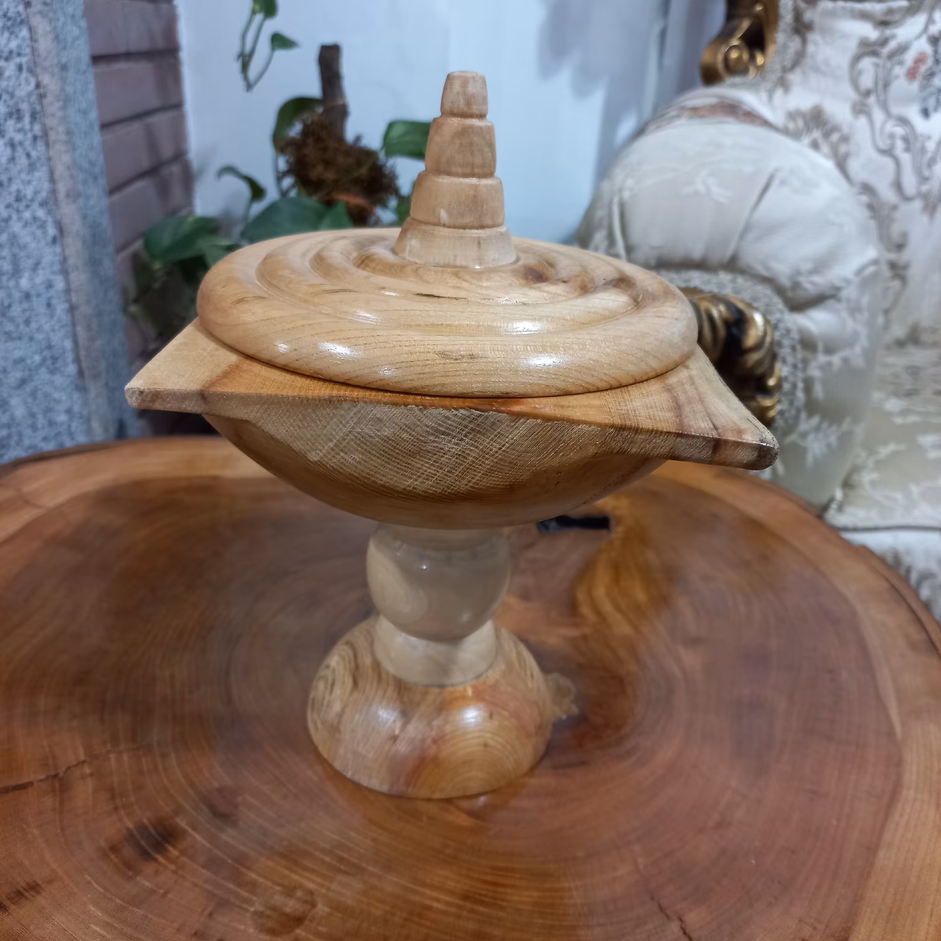 ظرف پایه دار برای شکلات خوری و آجیل خوری