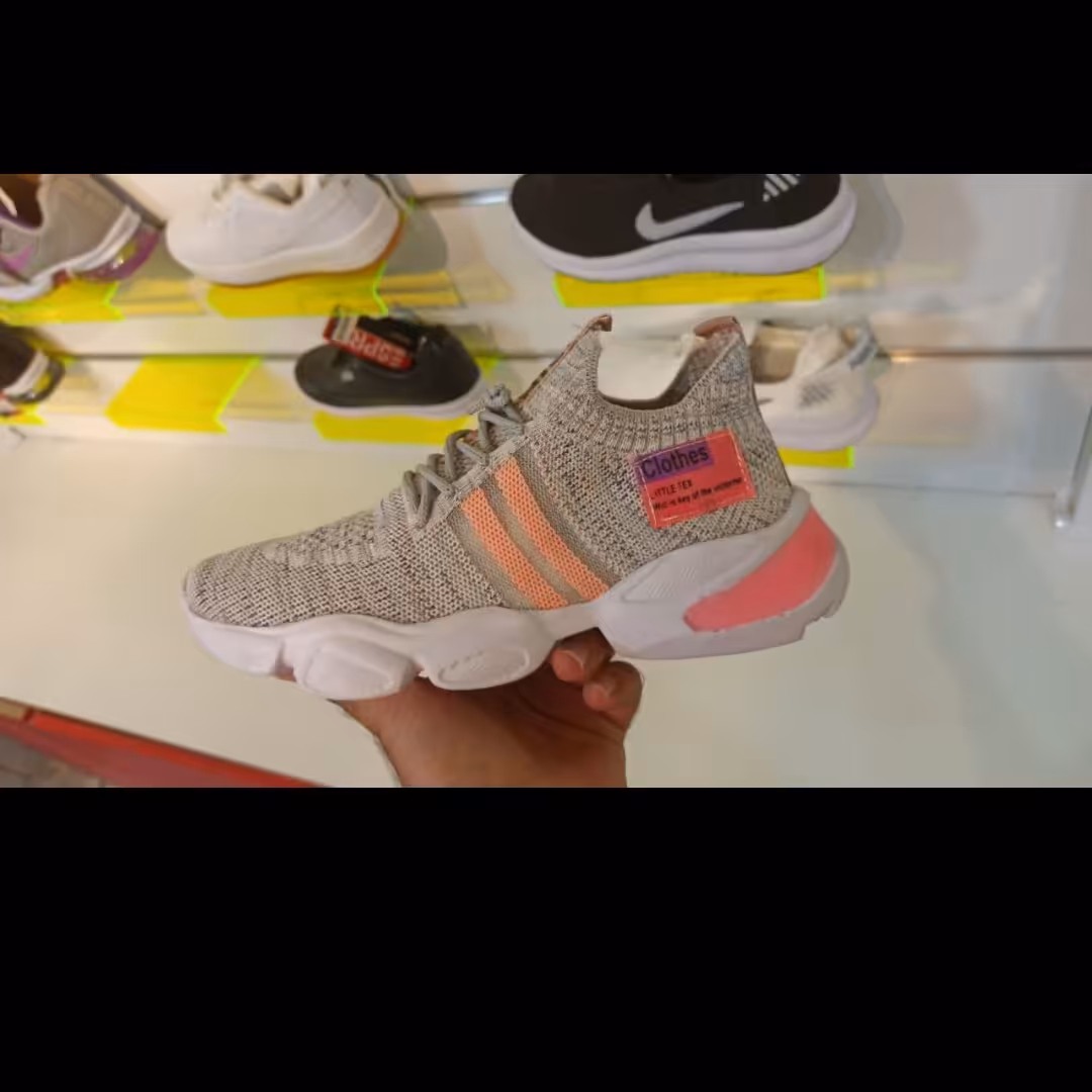 کفش زنانه و دخترانه پر طرفدار  بافت سه خط با کیفیت عالی رنگ بندی طوسی صورتی راه دار سایز بندی 37 الی 40