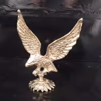 عقاب برنز پایه دار