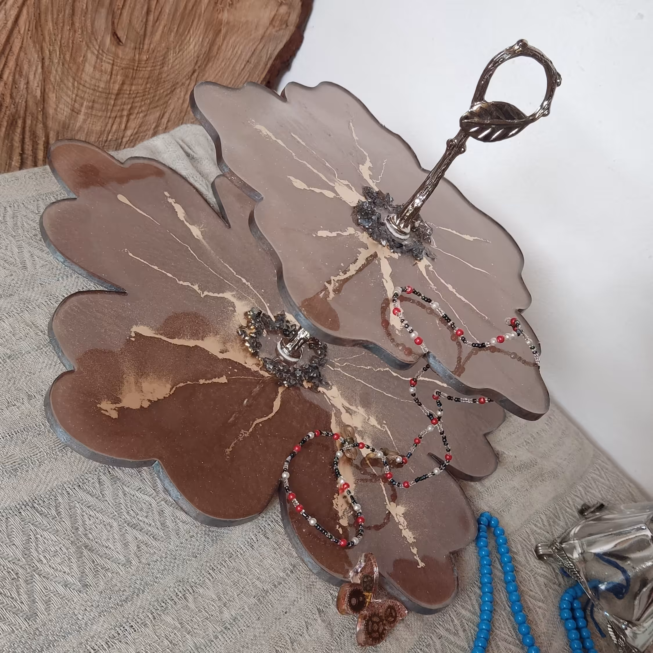 ظرف شیرنی دو طبقه ساخته شده از رزین