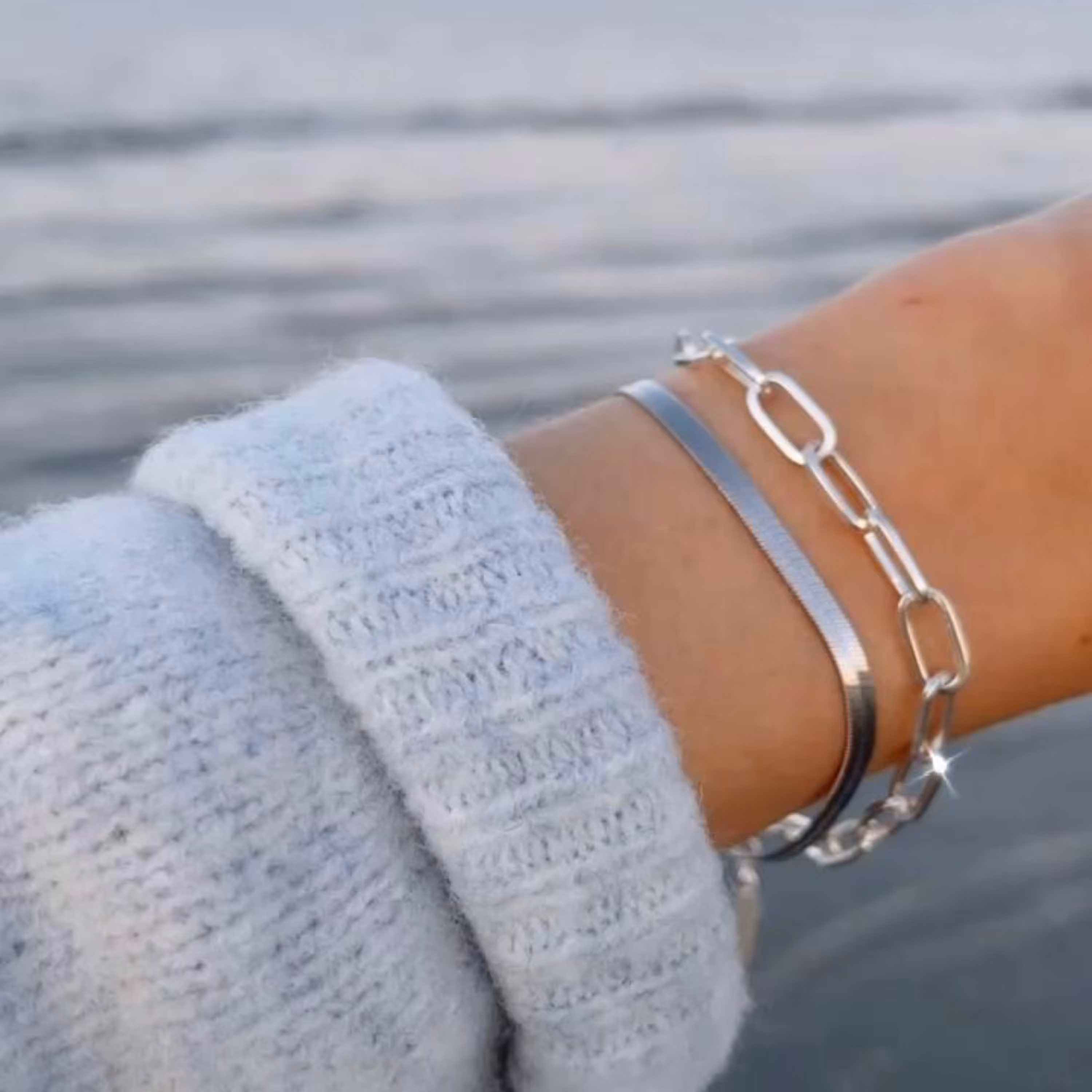 دستبند ماری رنگ نقره ای با رنگ ثابت و آبکاری طلا سفید و دارای زنجیر تنظیم سایز