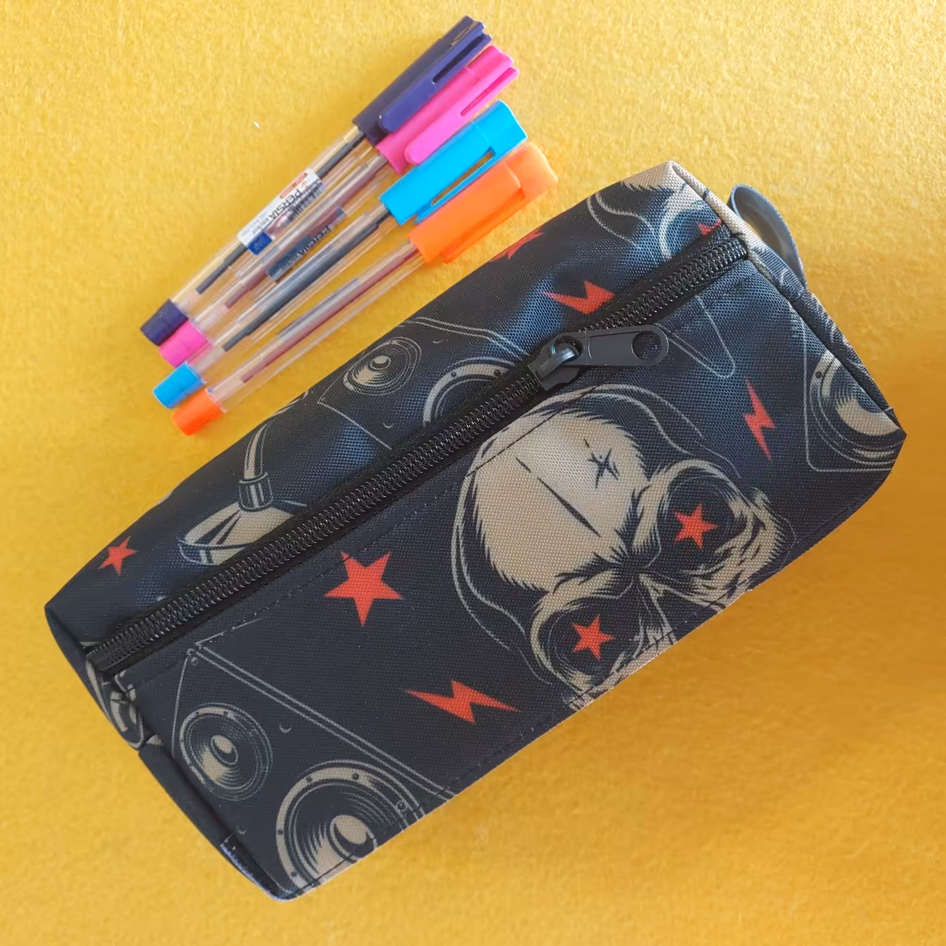 جامدادی اسپرت 2 زیپ رنگ مشکی طرح موزیک بسیار زیبا و باکیفیت قابل شست و  شو