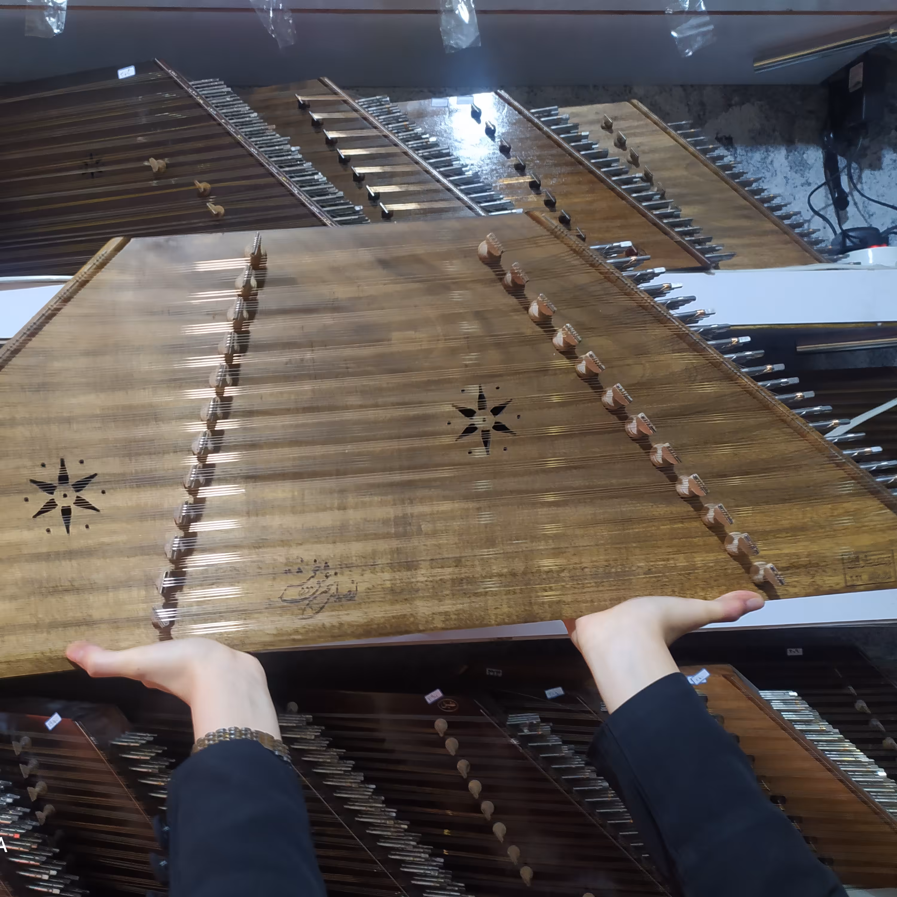 سنتور سه مهر دست ساز اکبری با چوب گردو درجه یک و سیم های آلمانی 