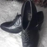 کفش اداری پاشنه دار  برند زارا  مدل بندی و مقاوم  رنگ مشکی با رویه چرم صنعتی