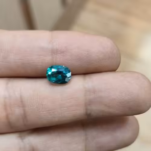 نگین توپاز سبز بسیار زیبا و ظریف