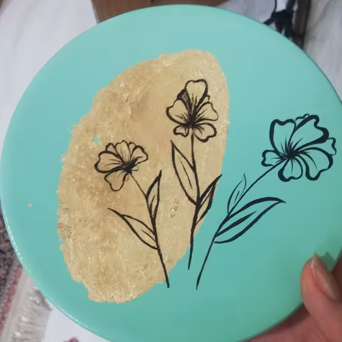 بشقاب دیوارکوب سفال با طرح گل ورق طلا  