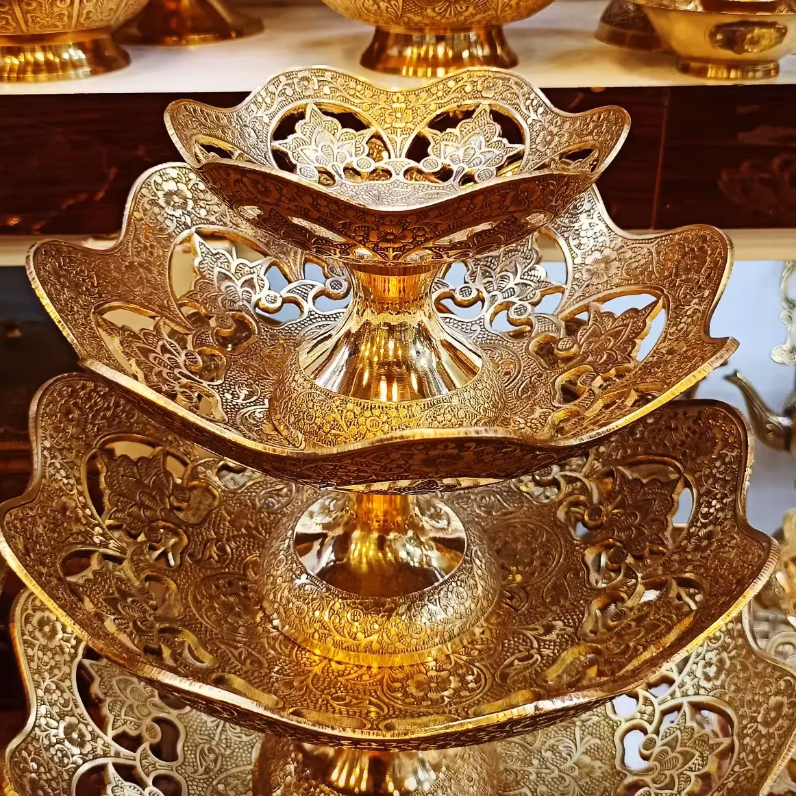 ست سه تیکه پایه دار میوه خوری بزرگ آجیل خوری و شکلات خوری سایز بزرگ برنجی قلم زنی بزرگ ترین و پرکاربرد ترین سایز  موجود