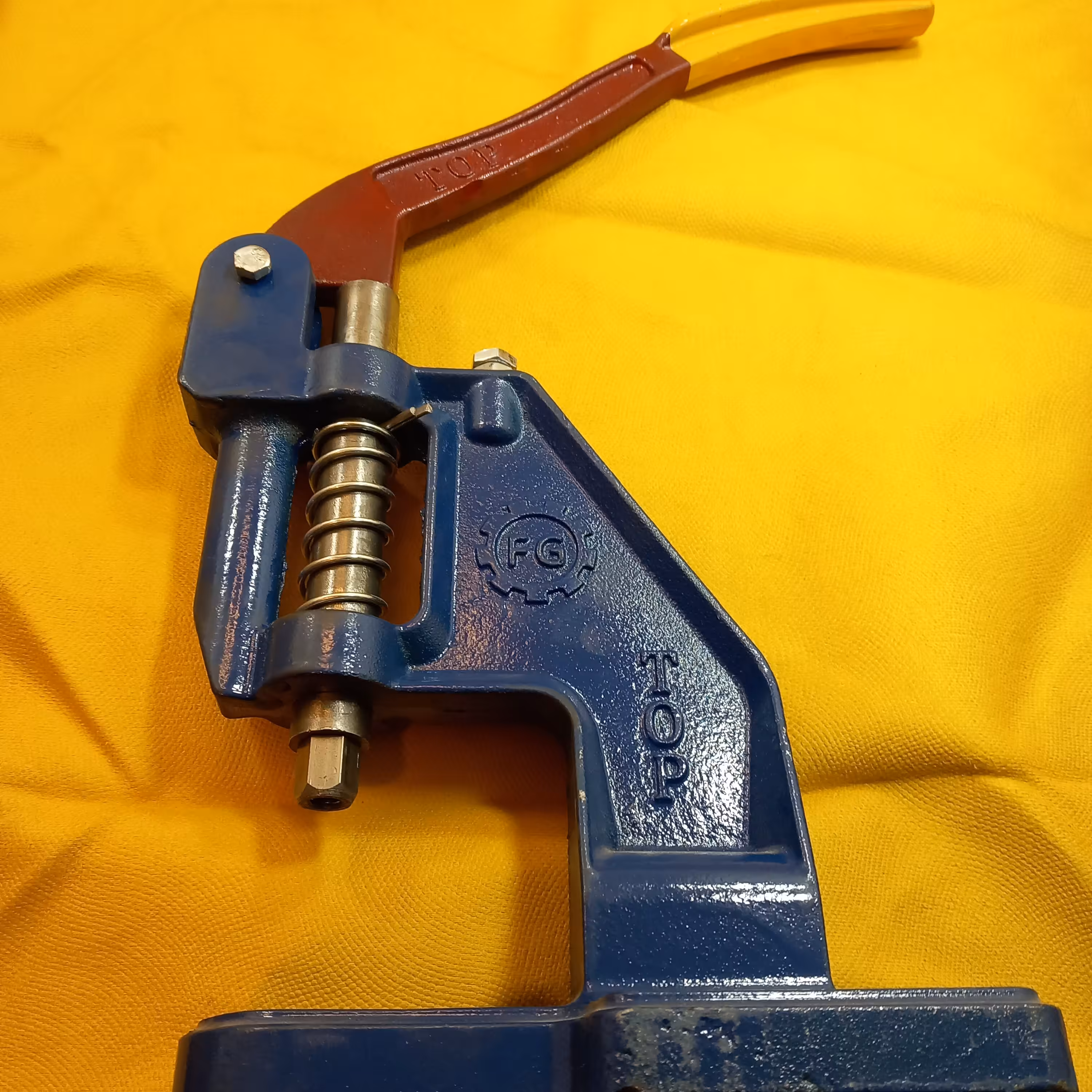 دستگاه پرس دکمه پانچ پرسی دستی سایز 6 جنس چدنی فک بلند دسته بلند 