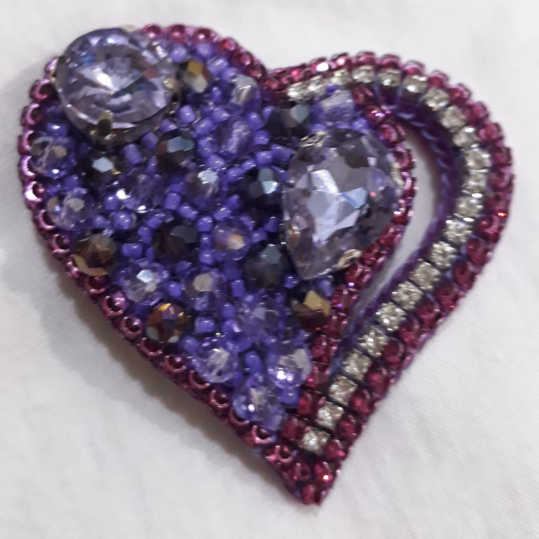 جواهردوزی گلسینه طرح قلب بنفش