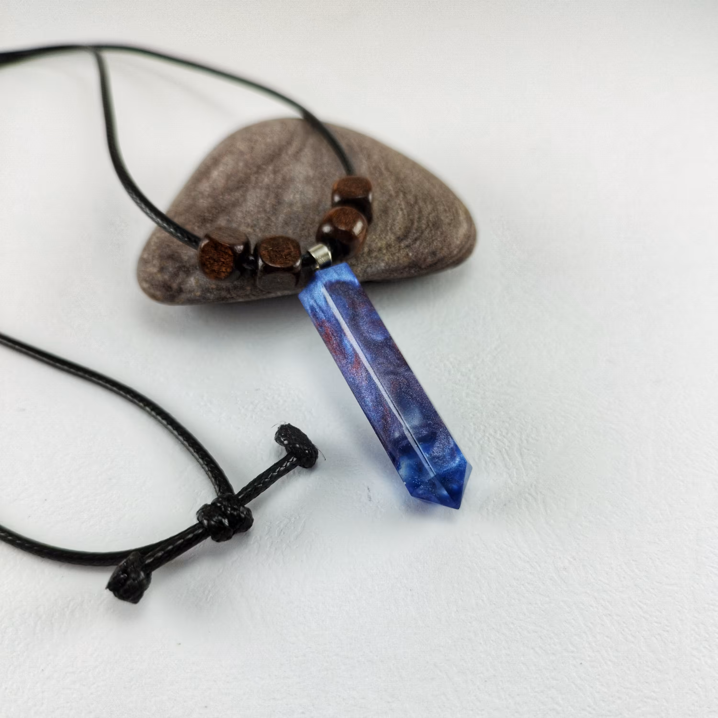 گردنبند رزینی هگزاگونال کهکشانی با بند چرم مصنوعی قابل تنظیم 