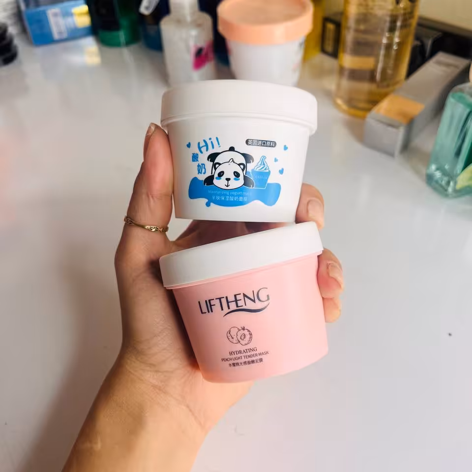 ماسک صورت بستنی.خنک کننده صورت.آب رسان قوی مخصوص صورت های چرب.ماسک هلوهم نگم از بوی خوبش عالیه چربی پوست و اندازه میکنه