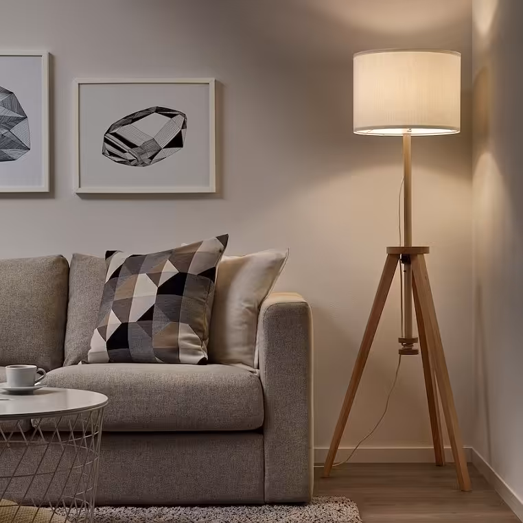 آباژور  ایستاده کنار سالنی پلی استر  با چوب راش طرح مدرن مدل A18