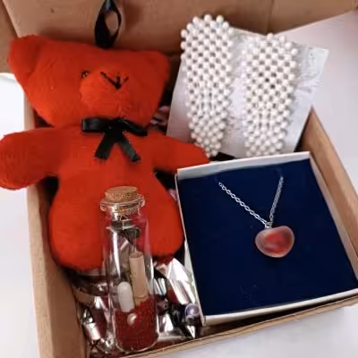 پک‌ اقتصادی هدیه دخترانه و زنانه قرمز