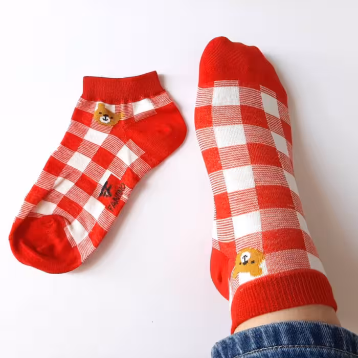 جوراب تدی مچی فانتزی شیک ضد عرق، ضد باکتری، ضد بو، نخی و بسیار لطیف، شیک و در رنگهای شاد و  دارای 5 طرح تم قرمز