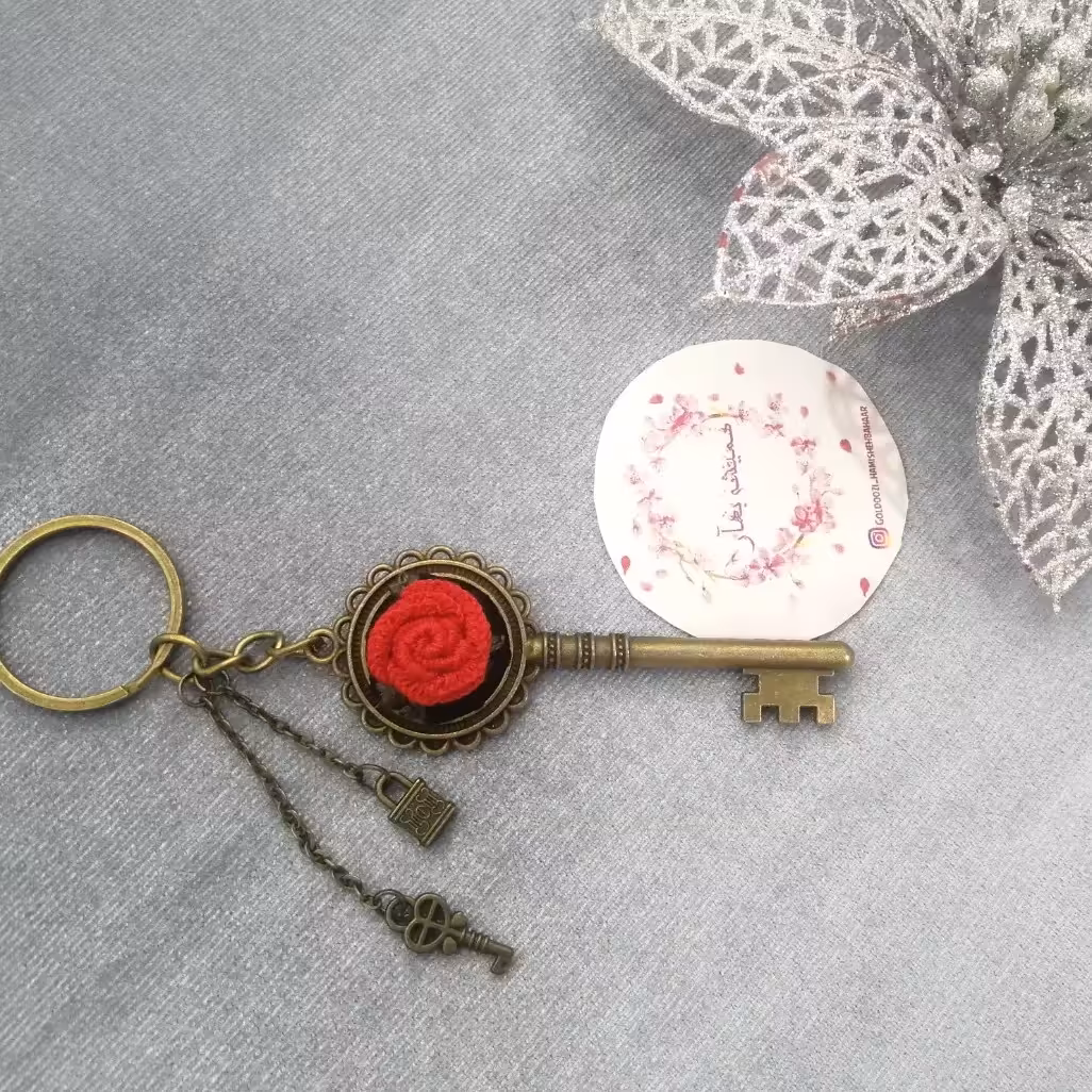 جاکلیدی برنز گلدوزی شده با دو تا آویز نقلی بقیار زیبا