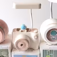 چراغ مطالعه رومیزی چند کاره همراه با مداد تراش طرح دوربین عکاسی - نقره ای