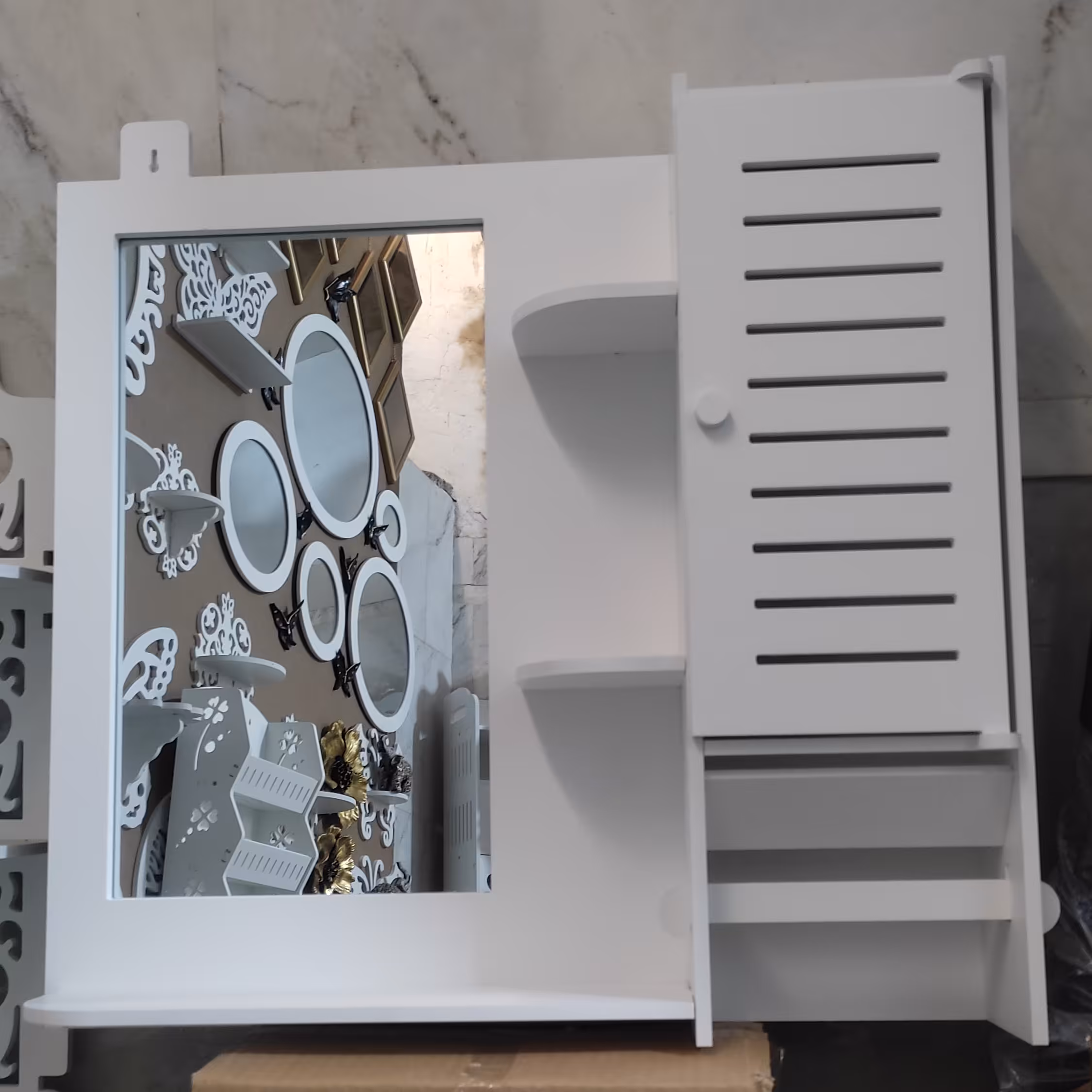 آینه سرویس بهداشتی دستشویی باکس دار ضد آب پی وی سی با تراکم بالا  درجه یک (ارسال با پیک پس کرایه )