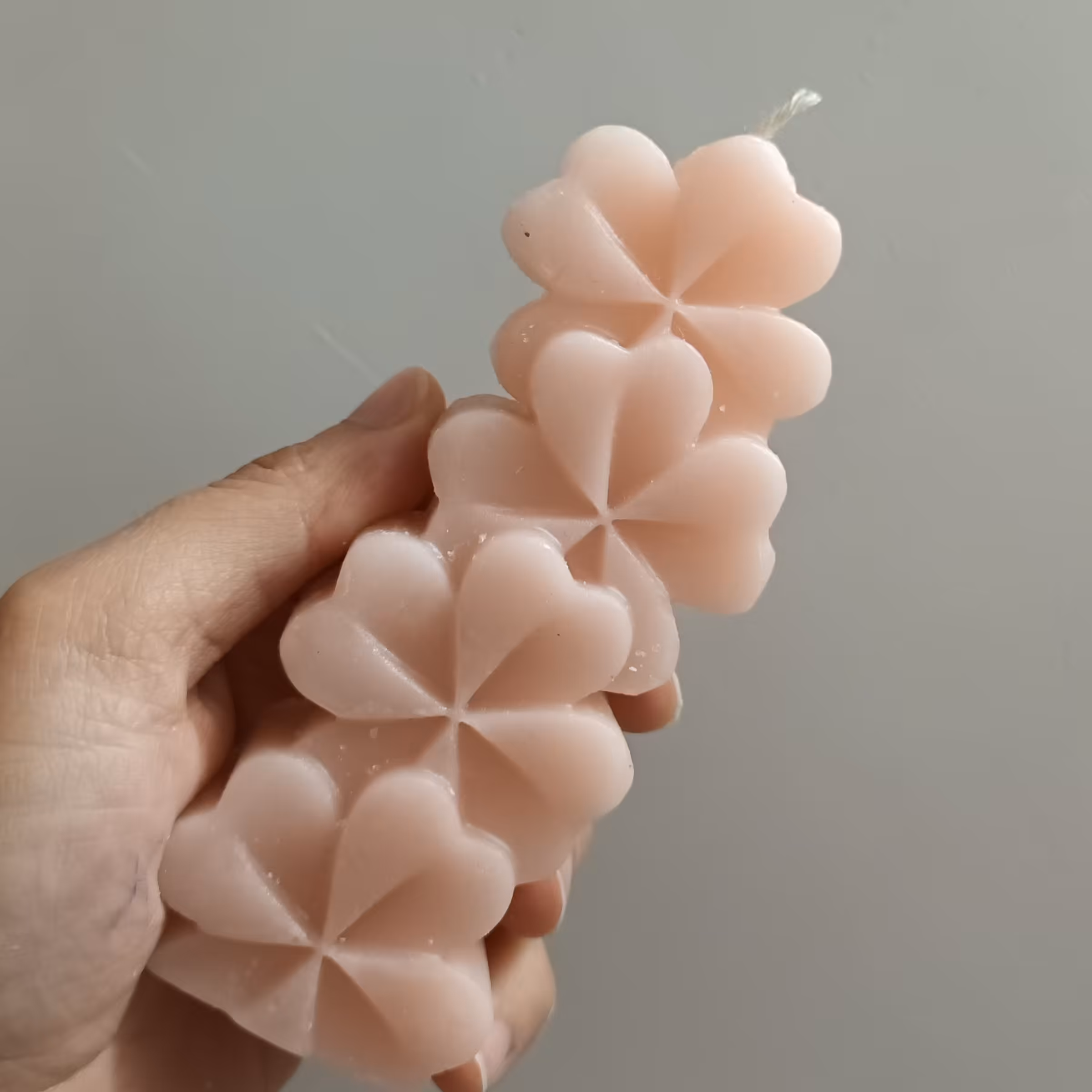 شمع قلمی گل شبدر دستساز(قابل سفارش به رنگ دلخواه) دارای ایستایی و بدون نیاز به شمعدان