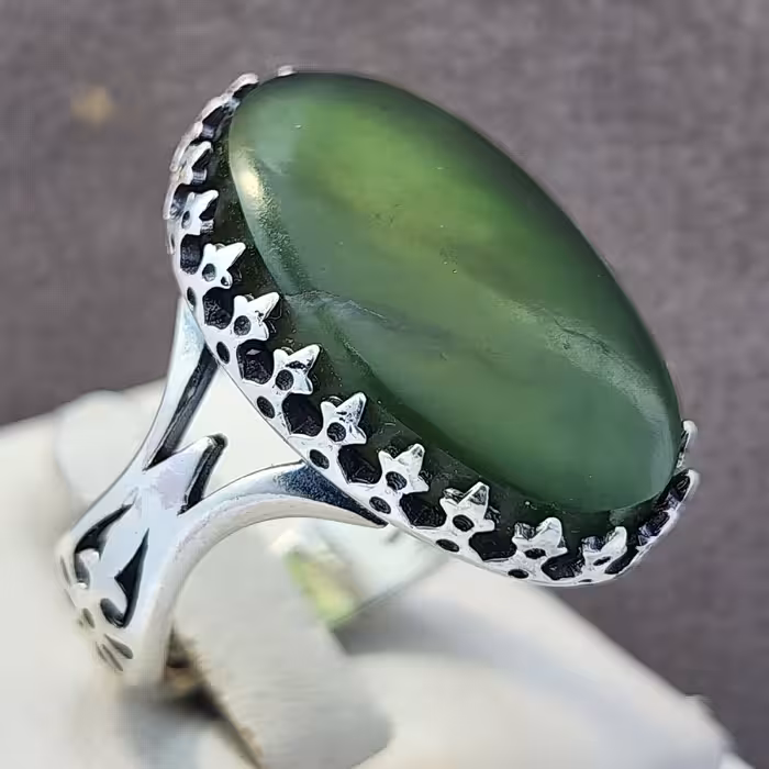 نگین یشم اصل و معدنی با رکاب نقره زیبا مردانه مدد چنگ نیزه صفوی پر فروش