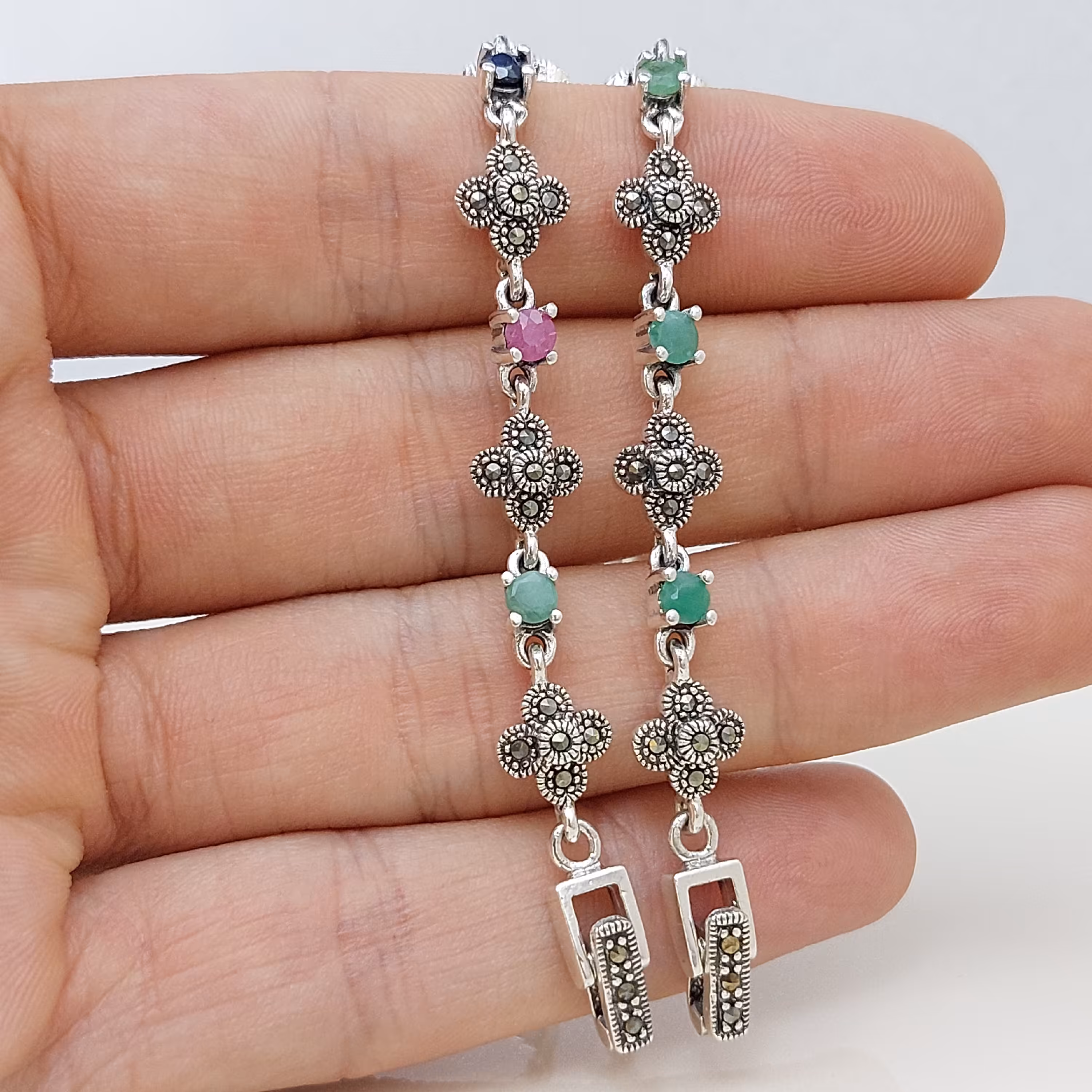 دستبند نقره زنانه عیار 925 تایلندی با سنگهای اصلی زمرد،  یاقوت کبود و یاقوت سرخ 