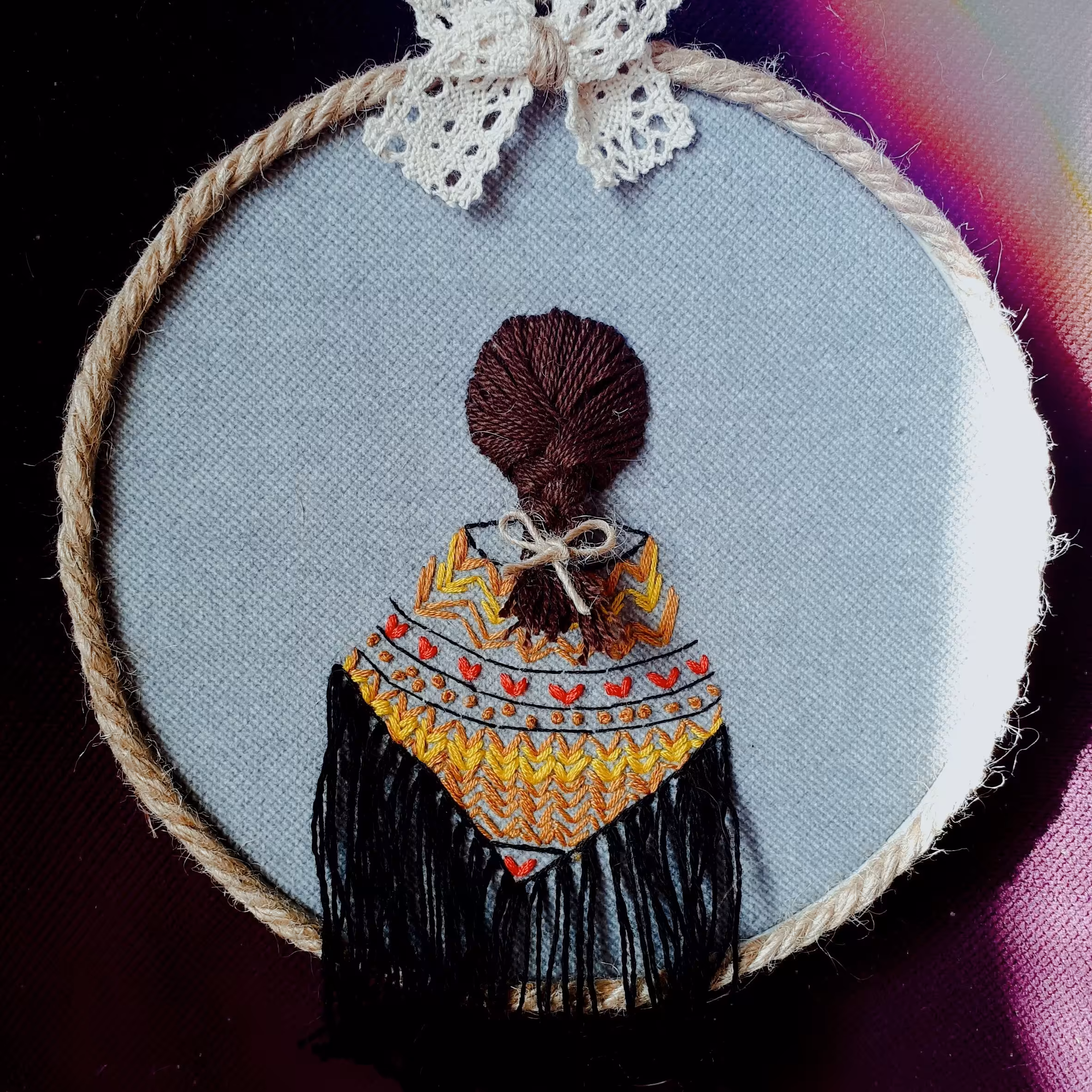 قاب گلدوزی دخترانه