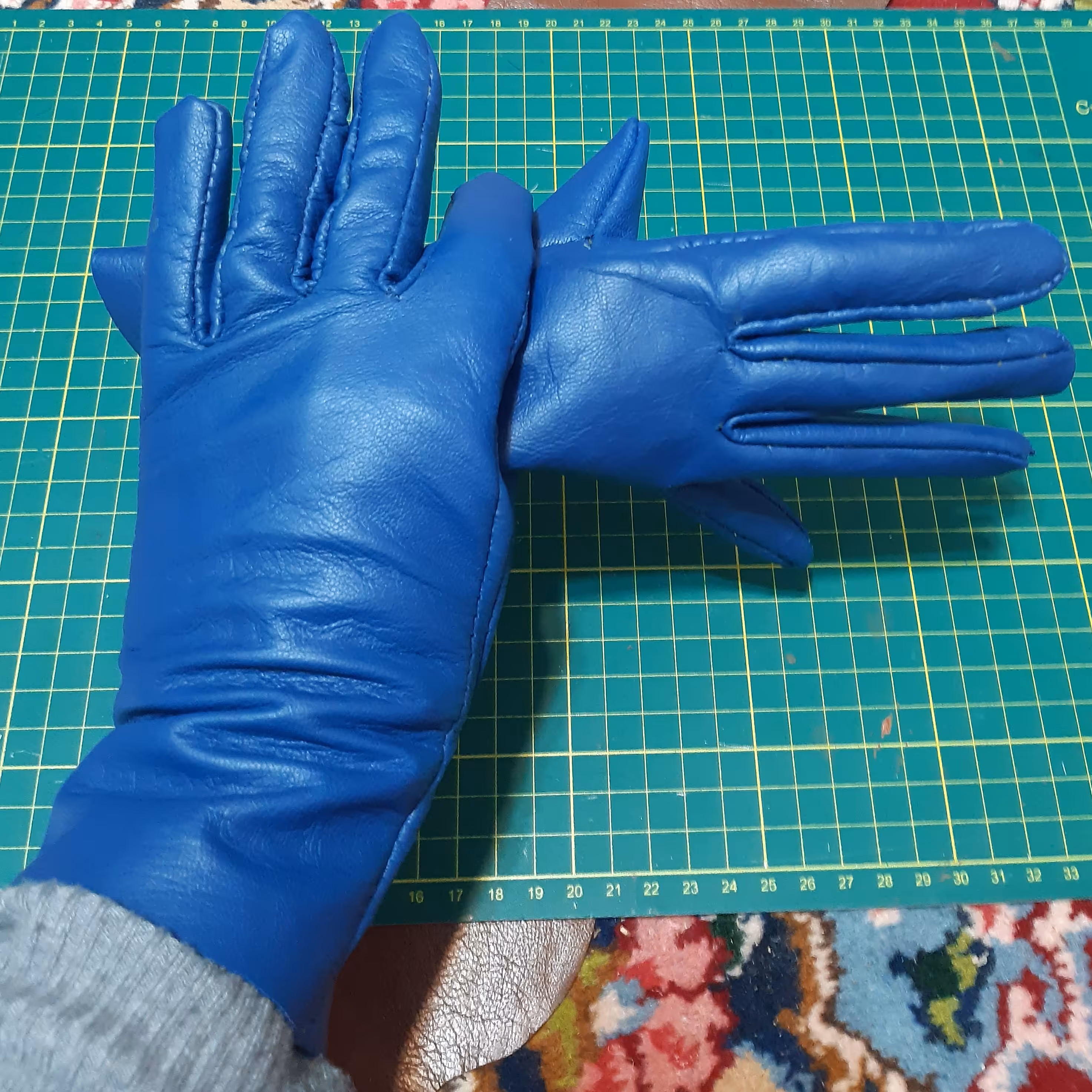 دستکش چرم طبیعی بز دستدوز باچرخ پینه دوزی دستی آبی رنگ سایز متوسط زنانه تک لا وبدون آستری