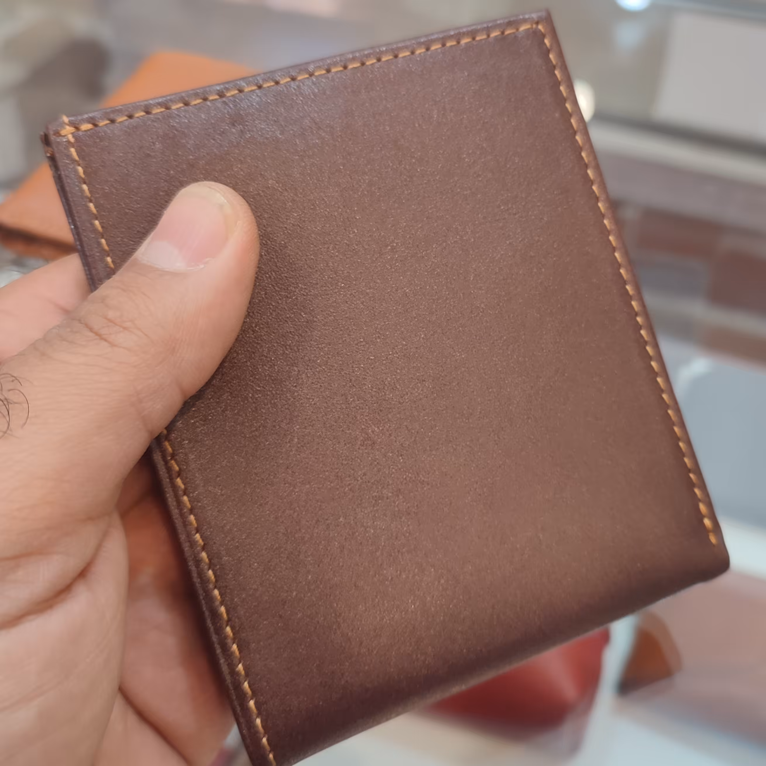 کیف پول جیبی چرم طبیعی دارای جای 14کارت بانکی بسیار ظریف وشیک