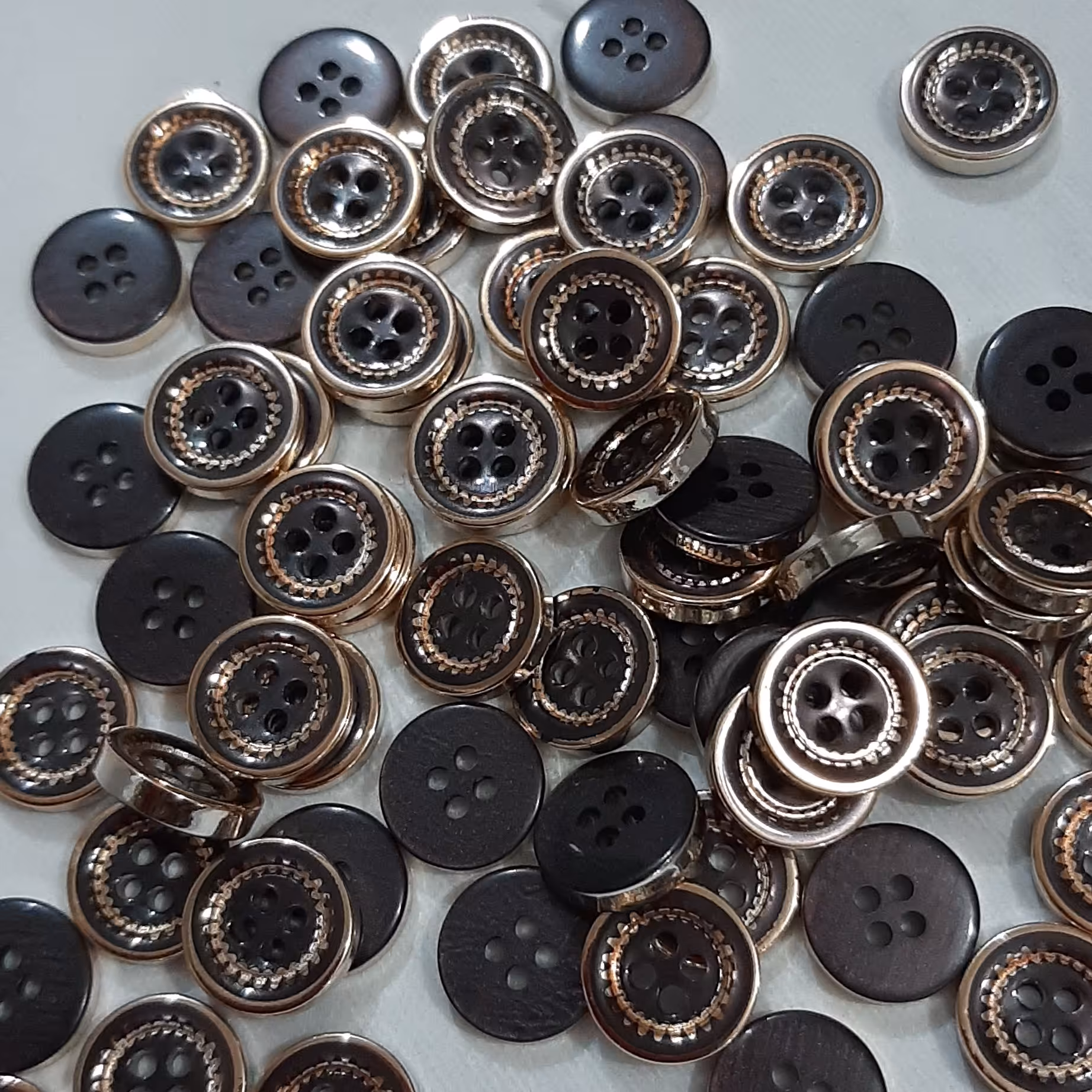 دکمه پیراهن مردانه و پسرانه . دور فلزی و درجه یک 