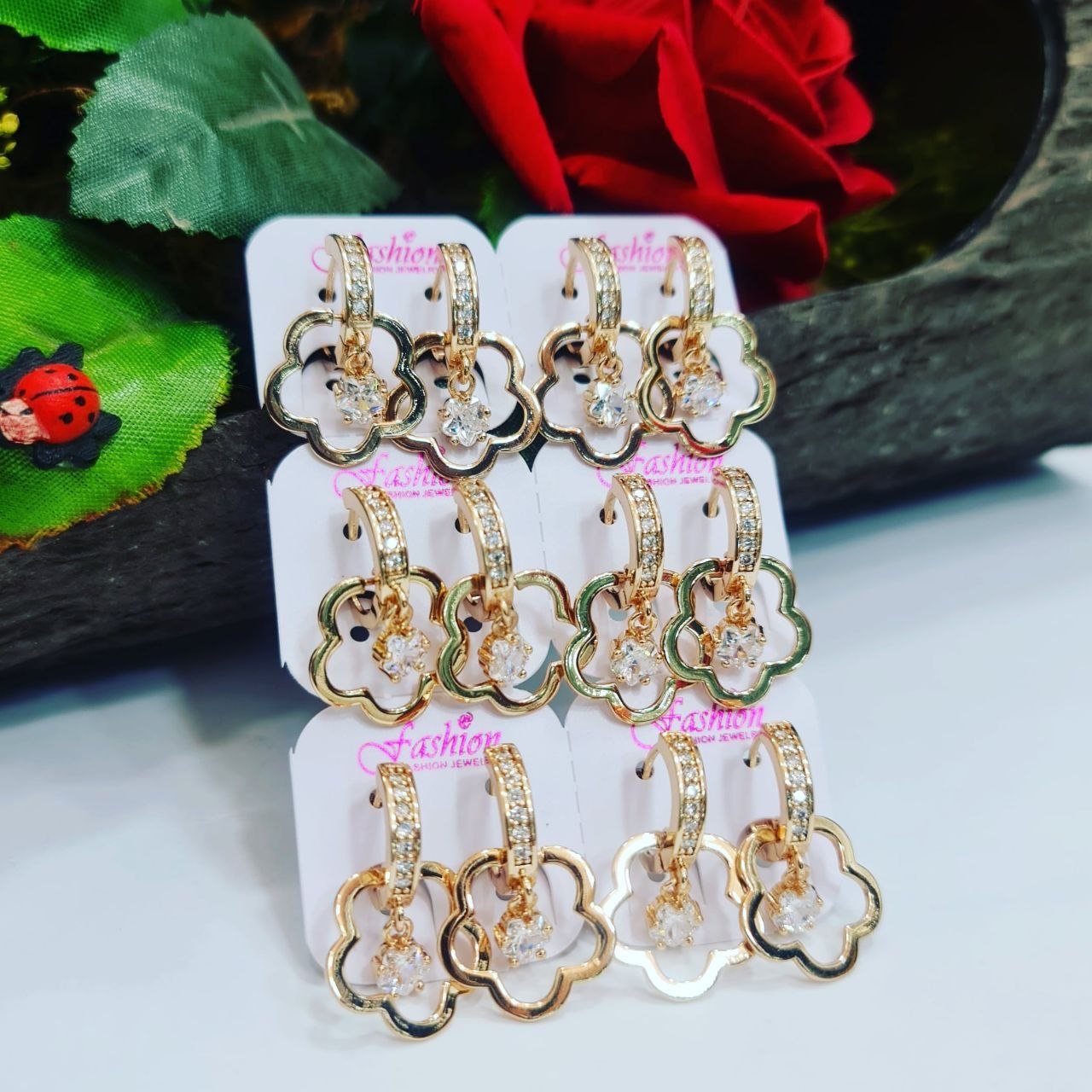 گوشواره طرح گل نگیندار