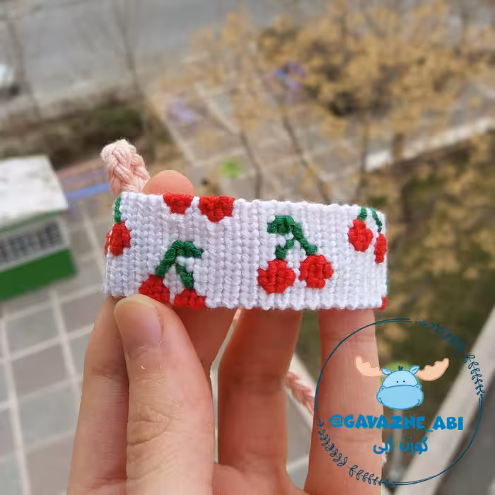 دستبند دستبافت طرح آلبالو یا گیلاس (زمینه سفید و آلبالوی قرمز) محصول کاملا دستساز تیم گوزن آبی