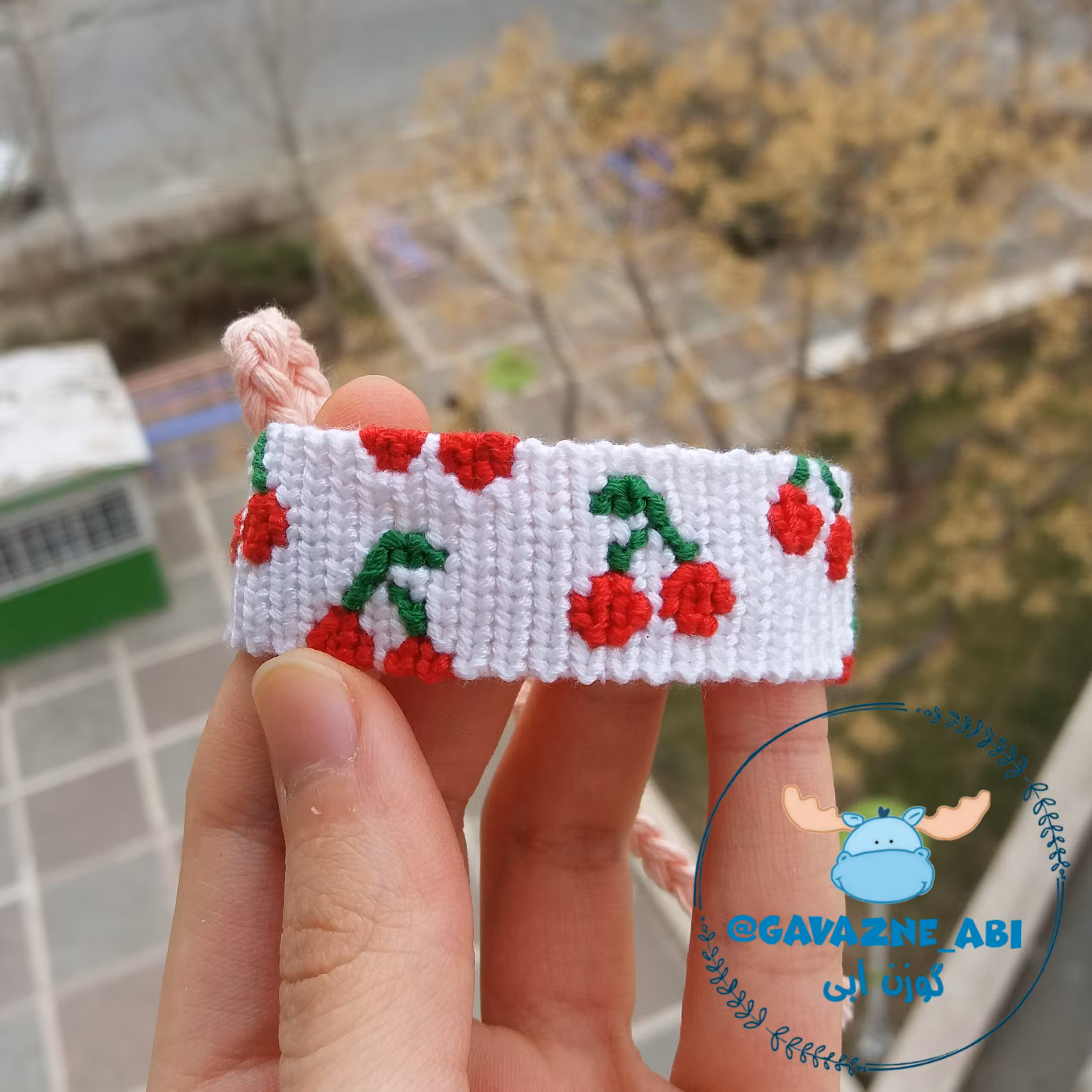 دستبند دستبافت طرح آلبالو یا گیلاس (زمینه سفید و آلبالوی قرمز) محصول کاملا دستساز تیم گوزن آبی